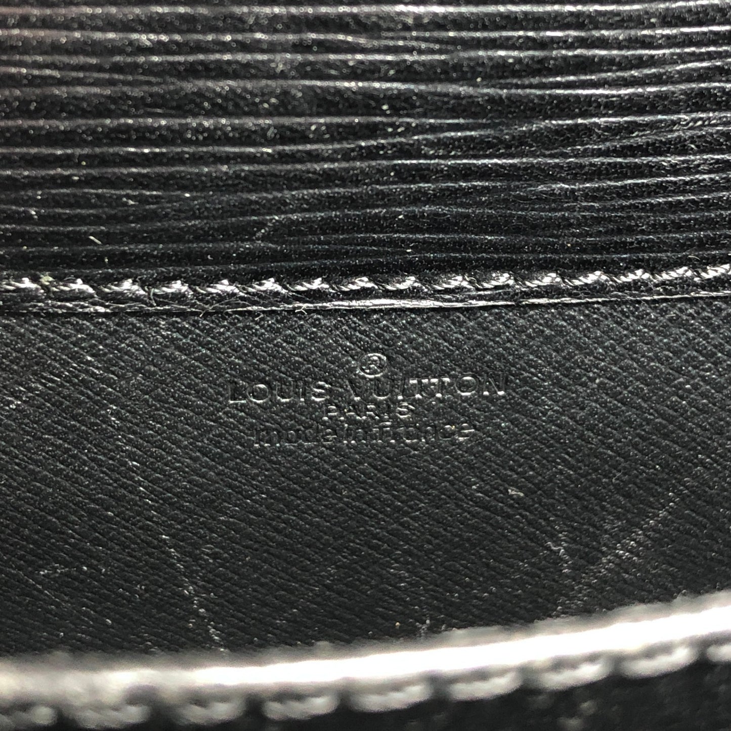 LOUIS VUITTON ルイヴィトン エピ  ショルダーバッグ ブラック LV レザー フロントバックル ipzw8h