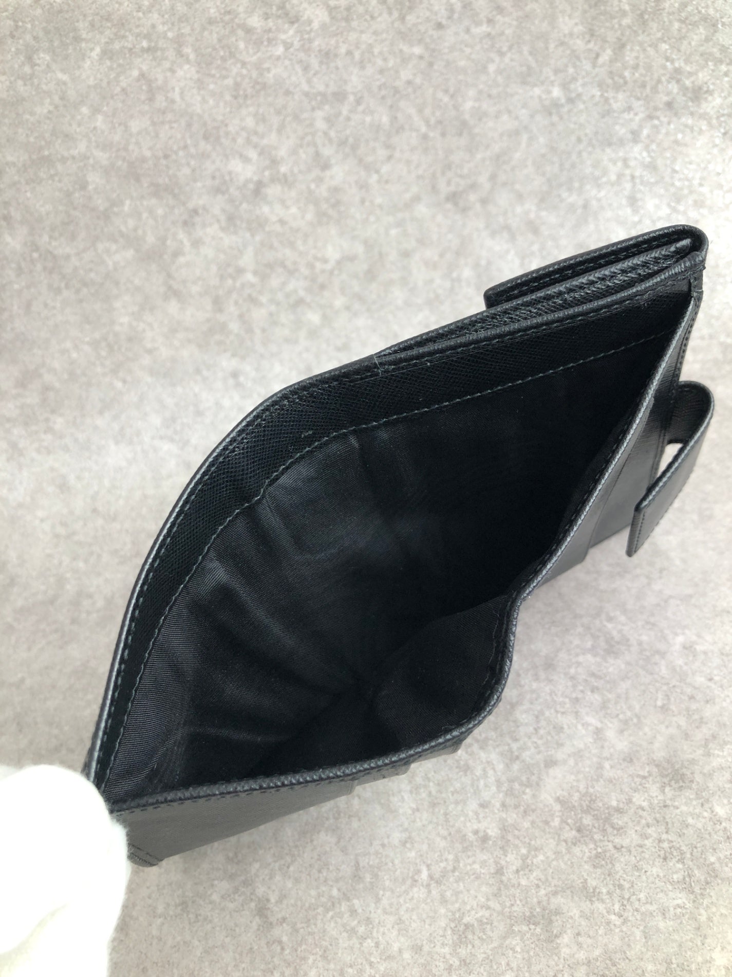 PRADA 三角形標誌折疊皮夾 黑色復古 agipjp