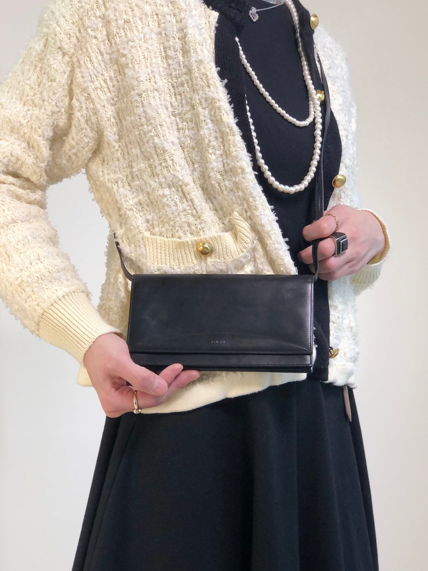 LOEWE Logo Embossed Shoulder Wallet Black Vintage yhs4zc