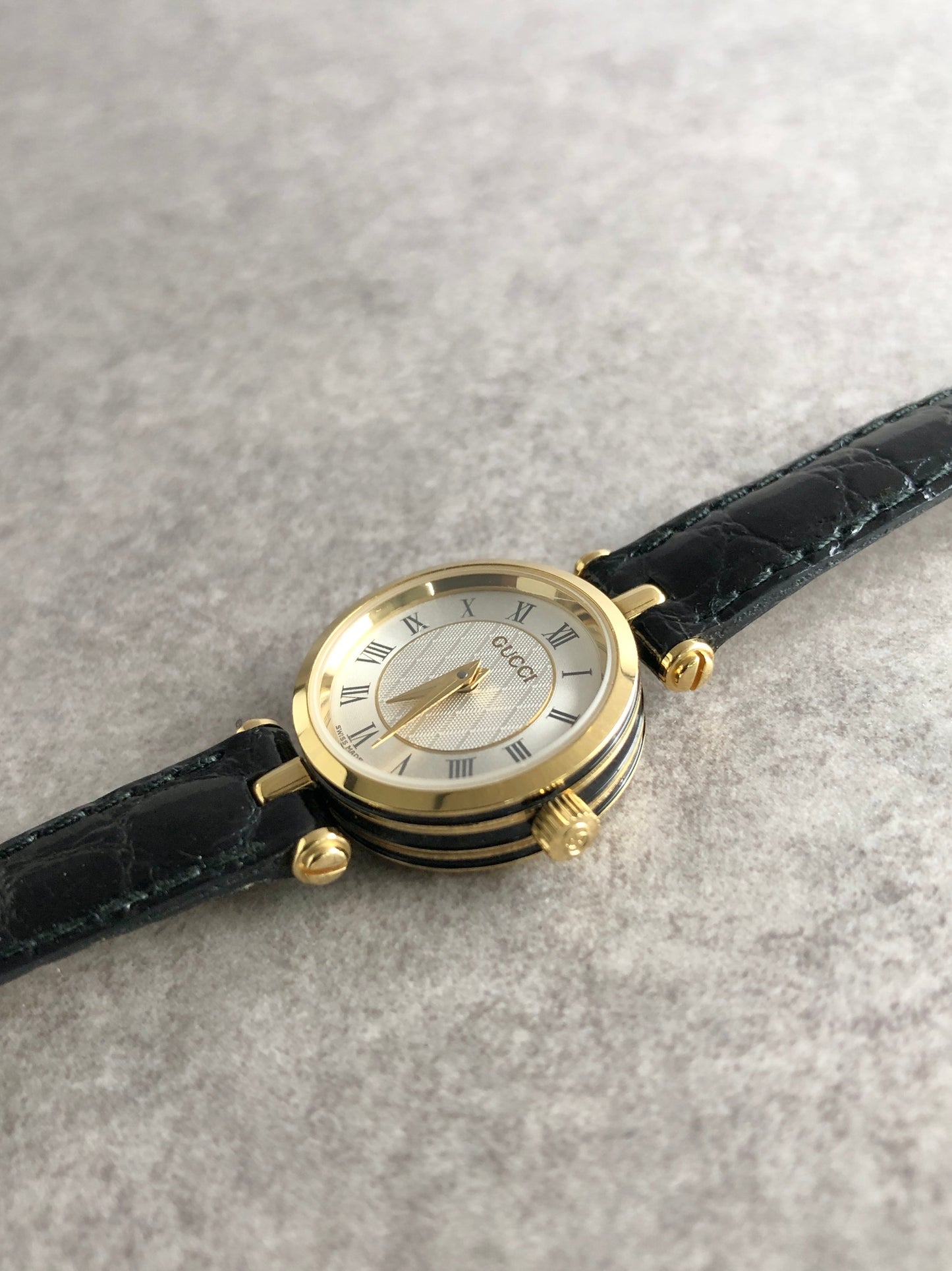 GUCCI Logo Quartz Watch Gold×Black 2040L Vintage 4eerzi