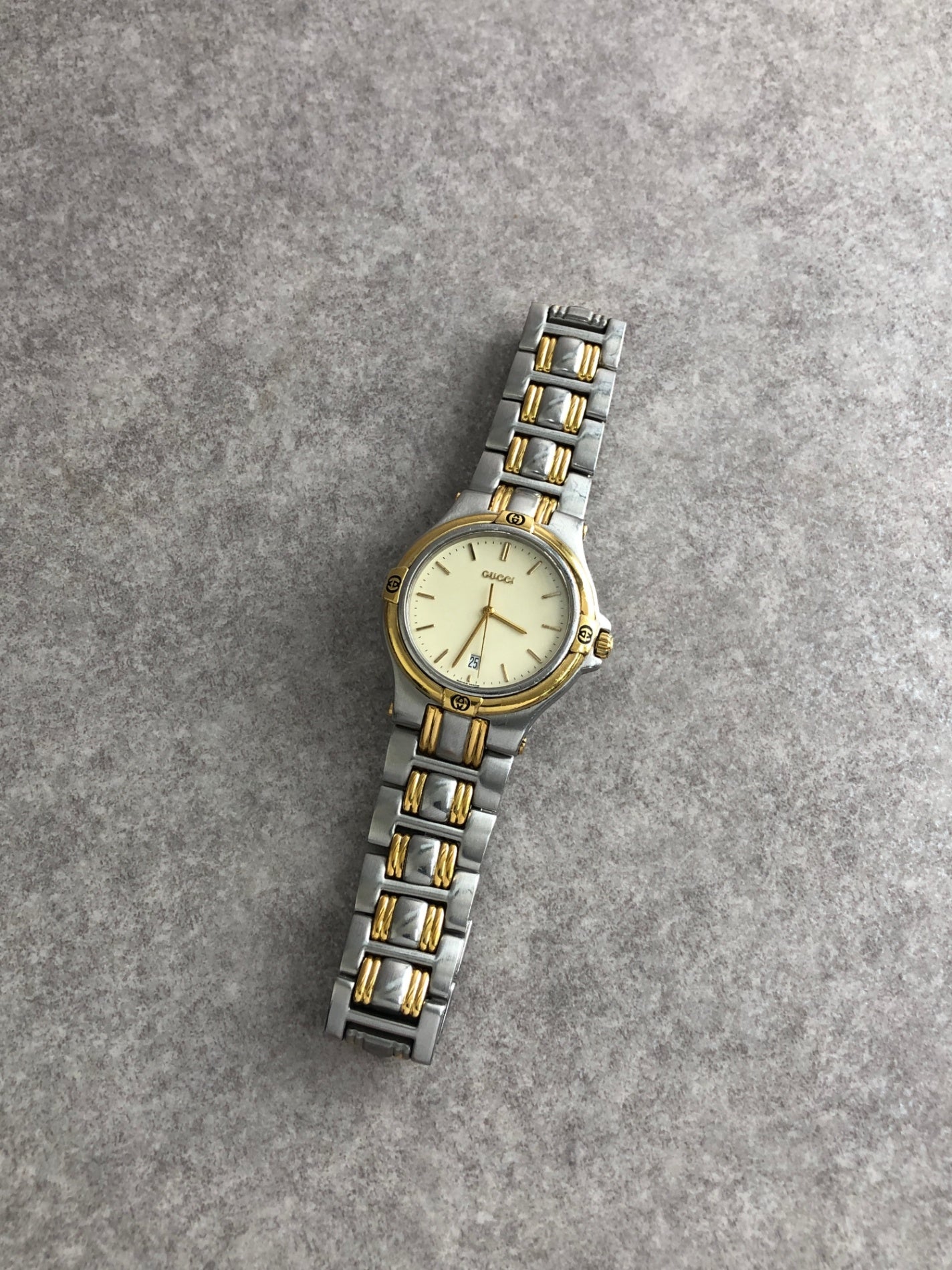 GUCCI Logo Quartz Watch Silver×Gold 9040G Vintage 3vx6v4