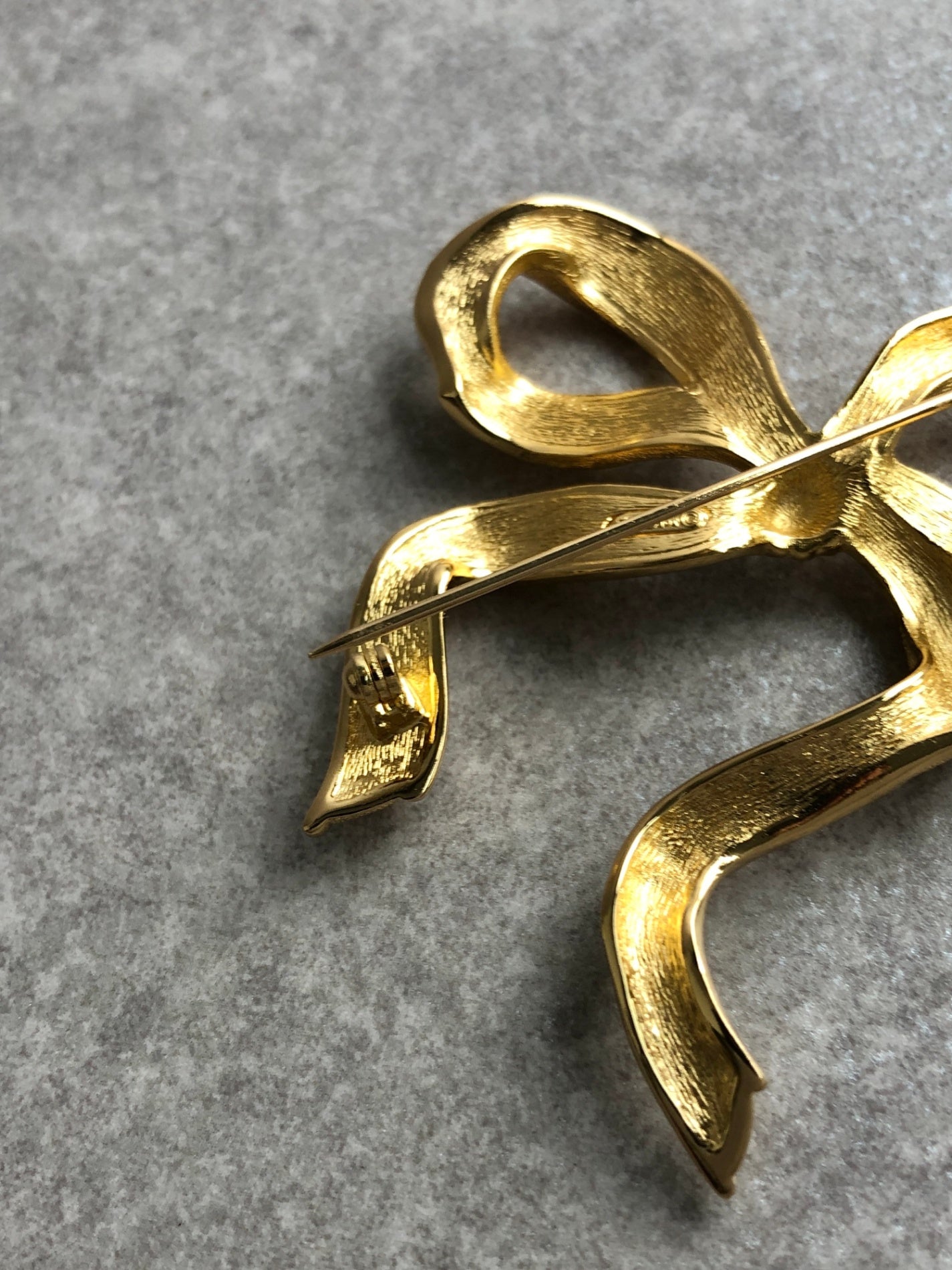 Christian Dior CD Logo Ribbon Motif Brooch Gold Vintage hta8jb