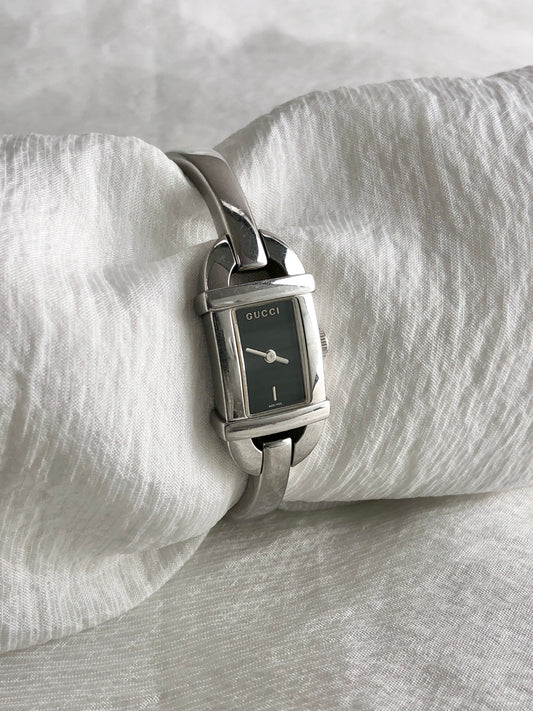 GUCCI Logo Watch Silver 6800L Vintage puates