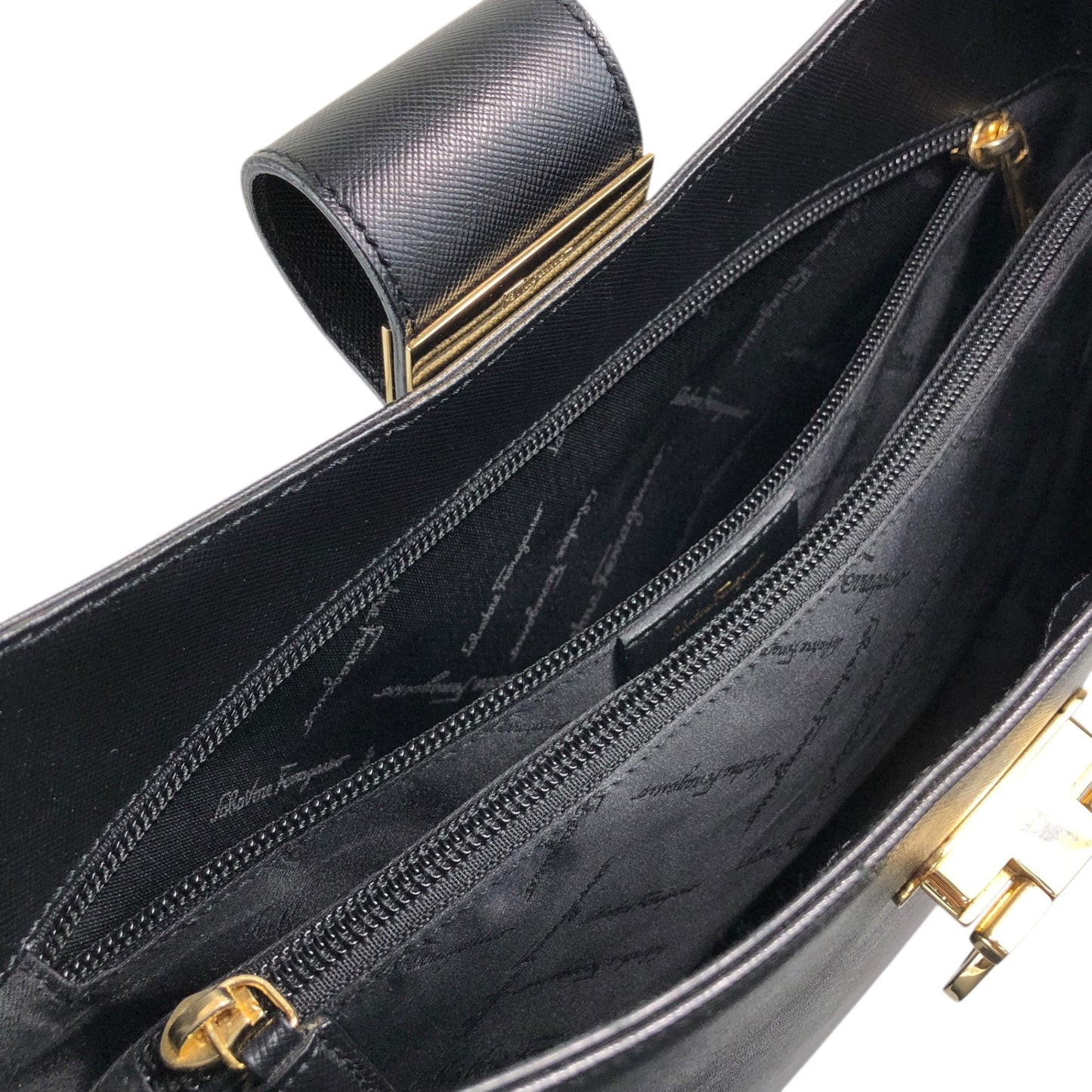Salvatore Ferragamo Gancini Shoulder bag Black Vintage vn6tps
