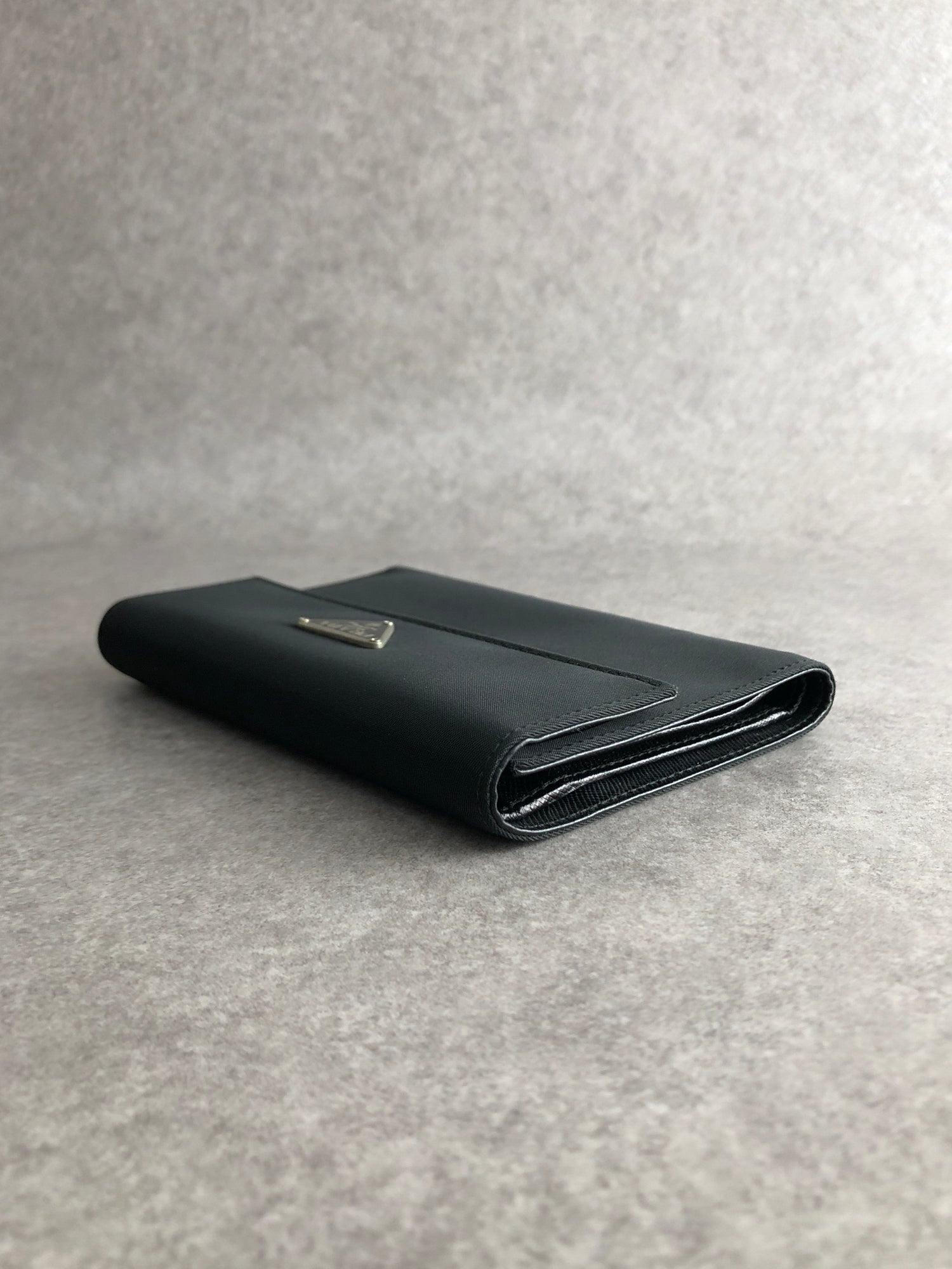 PRADA Triangle Logo Trifold Wallet Black Vintage vyy3iv