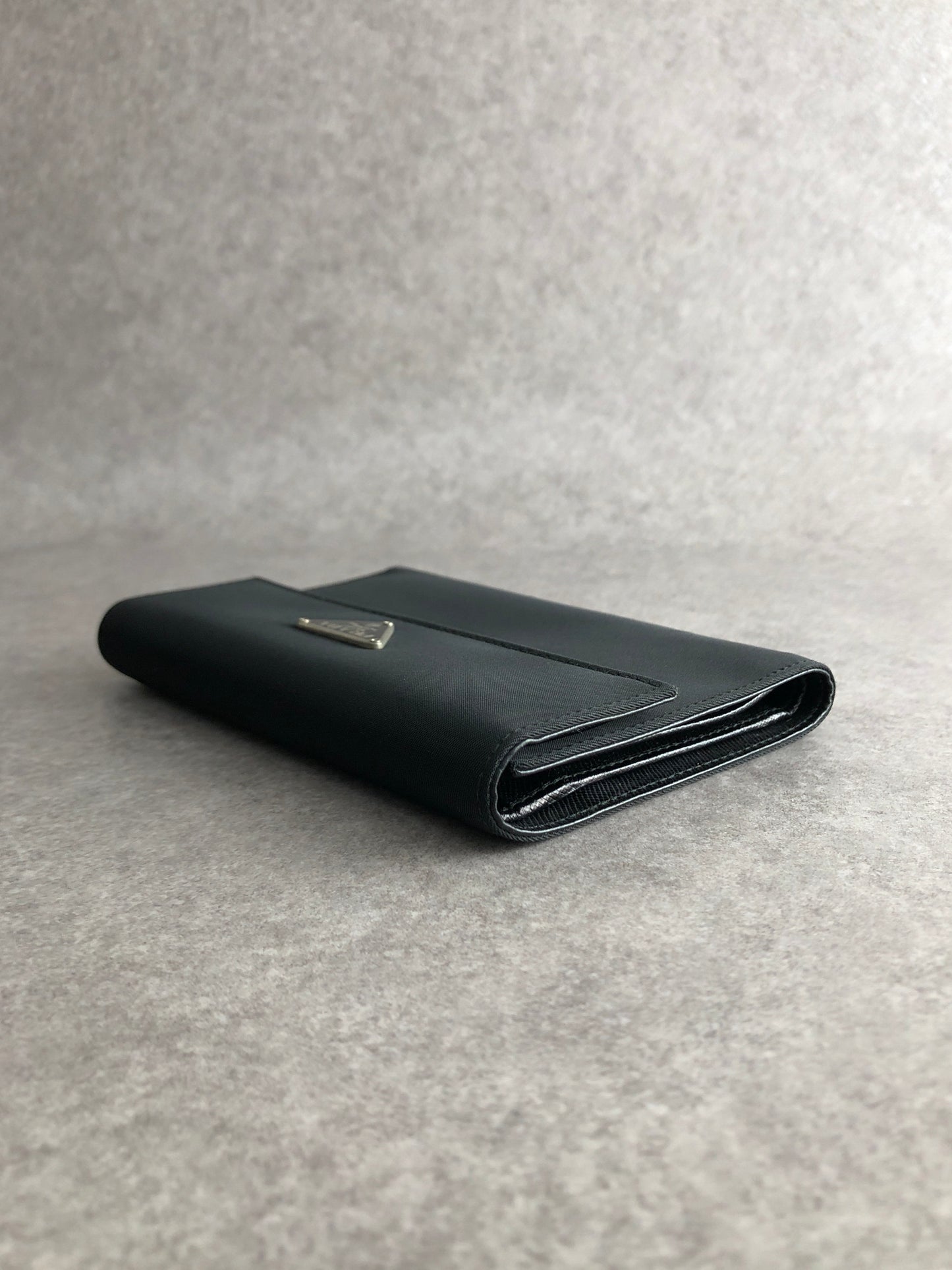 PRADA Triangle Logo Trifold Wallet Black Vintage vyy3iv