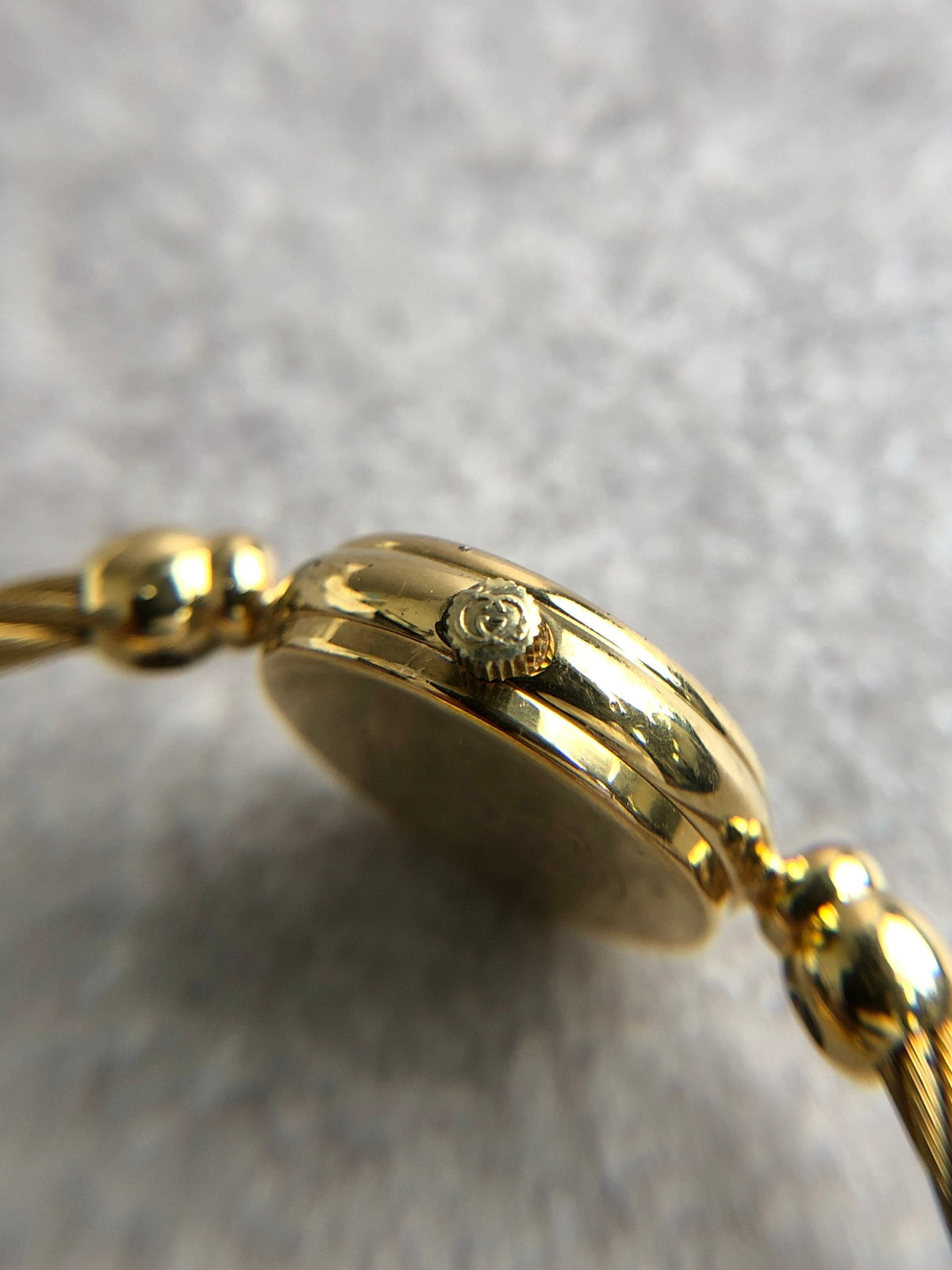 GUCCI Logo Bangle Quartz Watch Gold×Black 2700.2.L Vintage 8iznpb