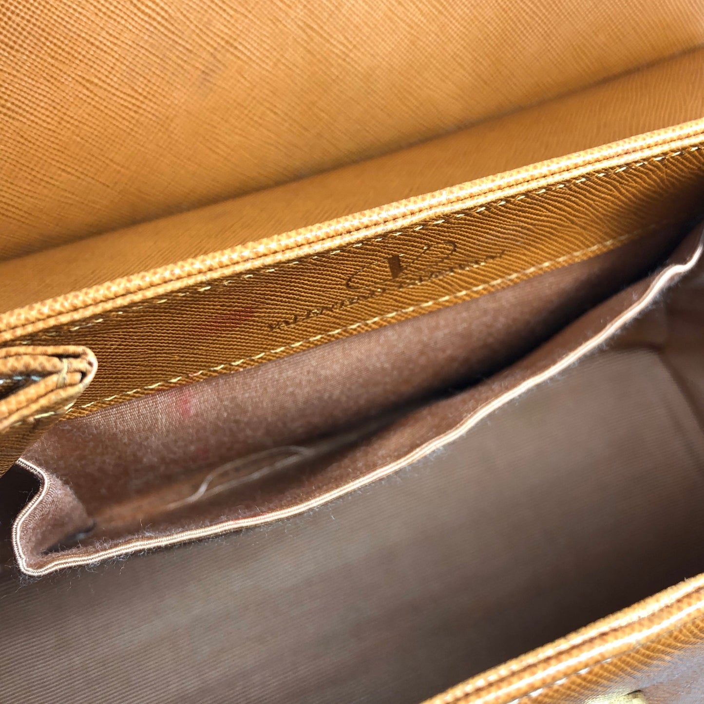 VALENTINO GARAVAN Medal Motif  Handbag Camel Vintage yg5ysc