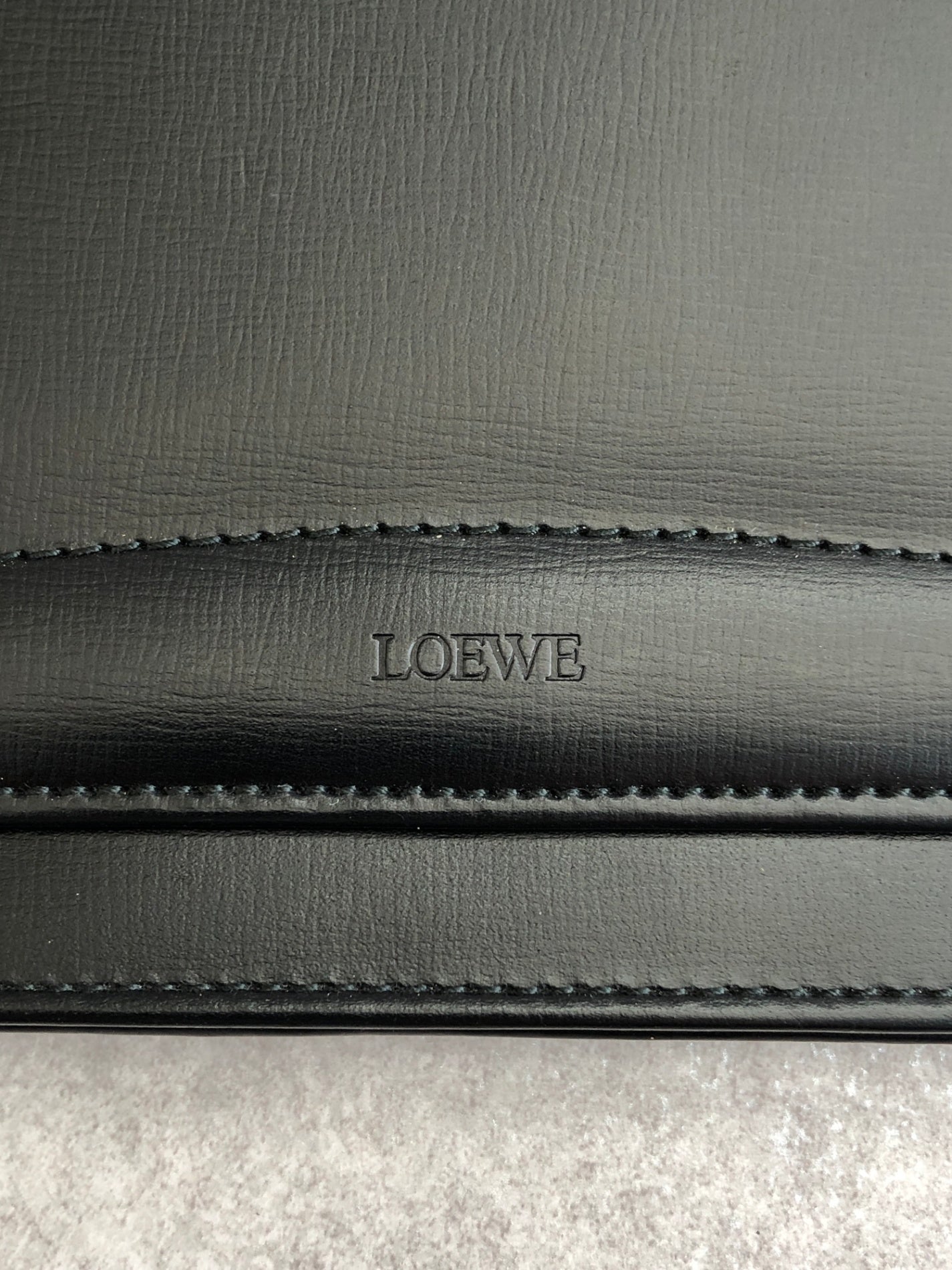 LOEWE Logo Embossed Shoulder Wallet Black Vintage yhs4zc