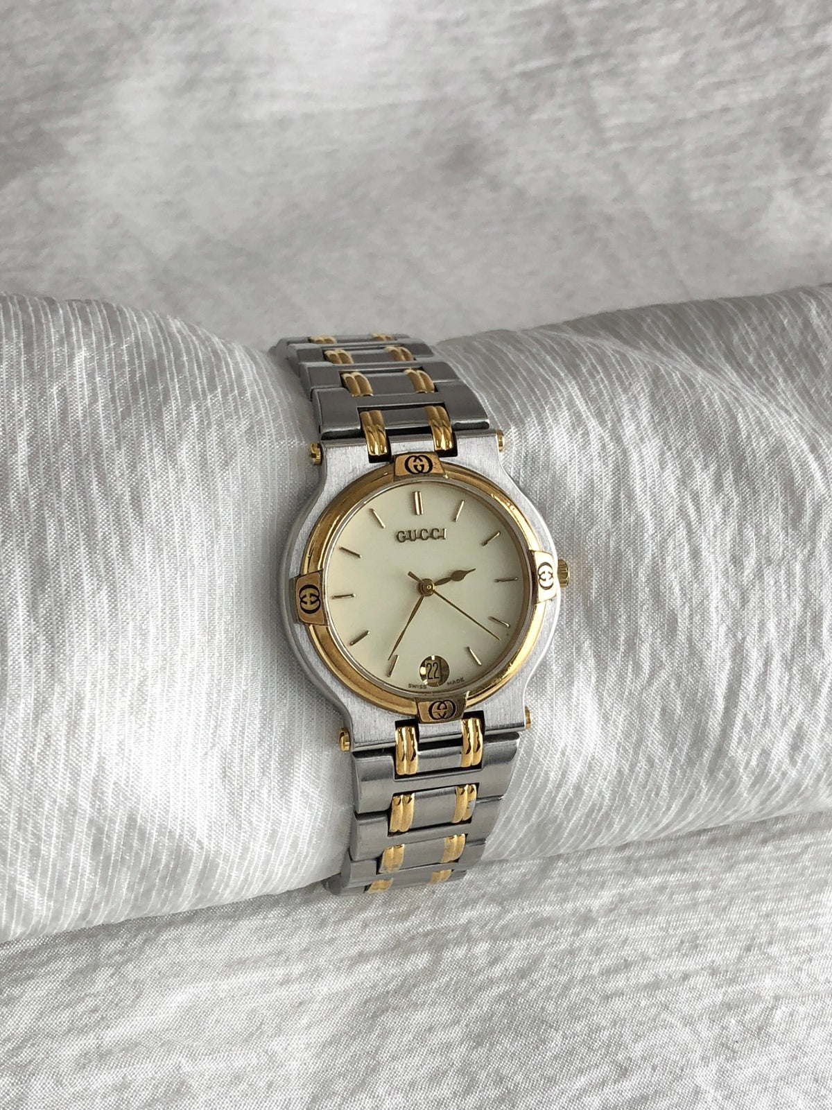 GUCCI Logo Quartz Watch Silver×Gold 9000M Vintage zgvkkw