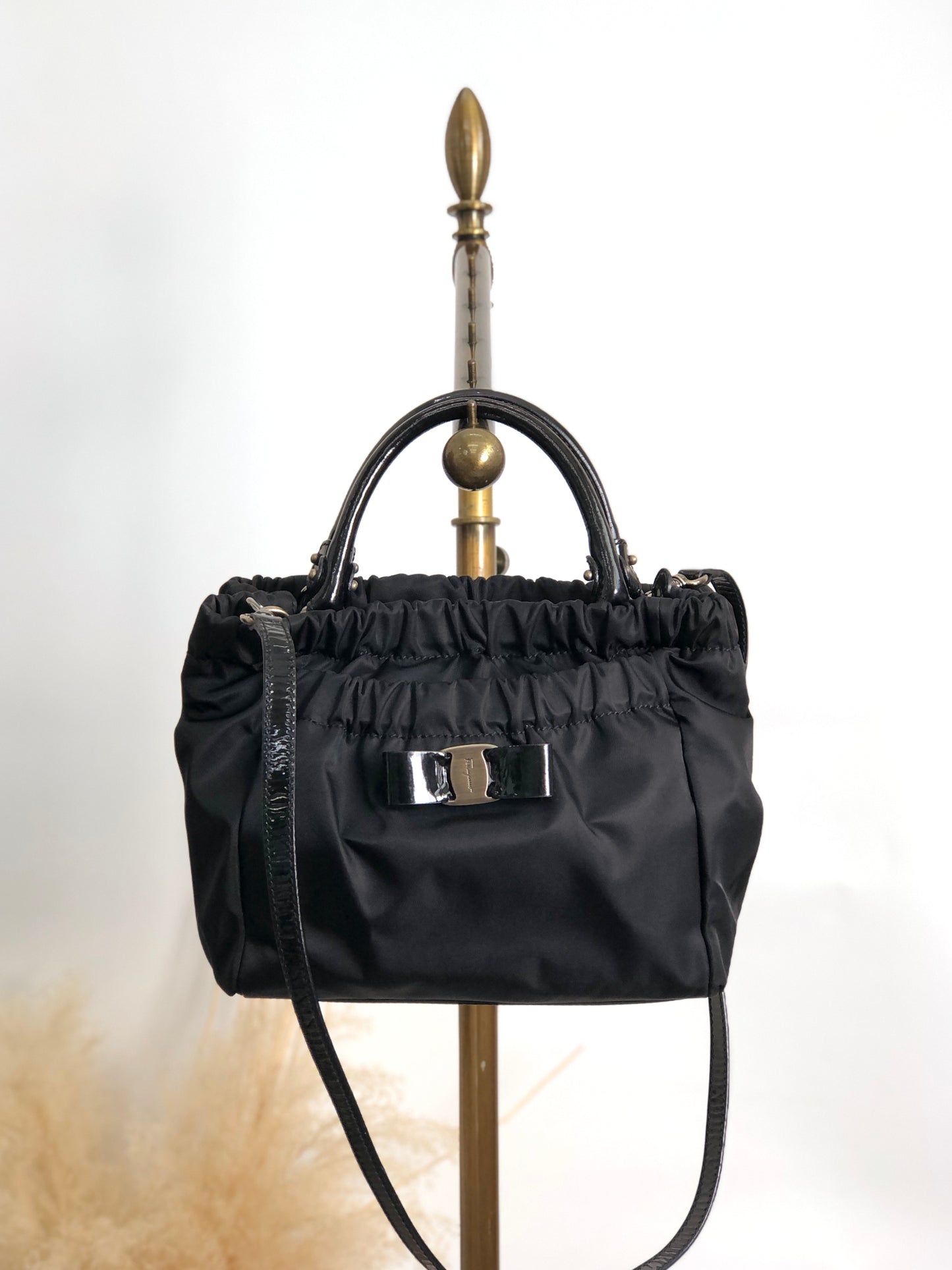 Salvatore Ferragamo Gancini Two-way Handbag Shoulder bag Black Vintage uazc8j