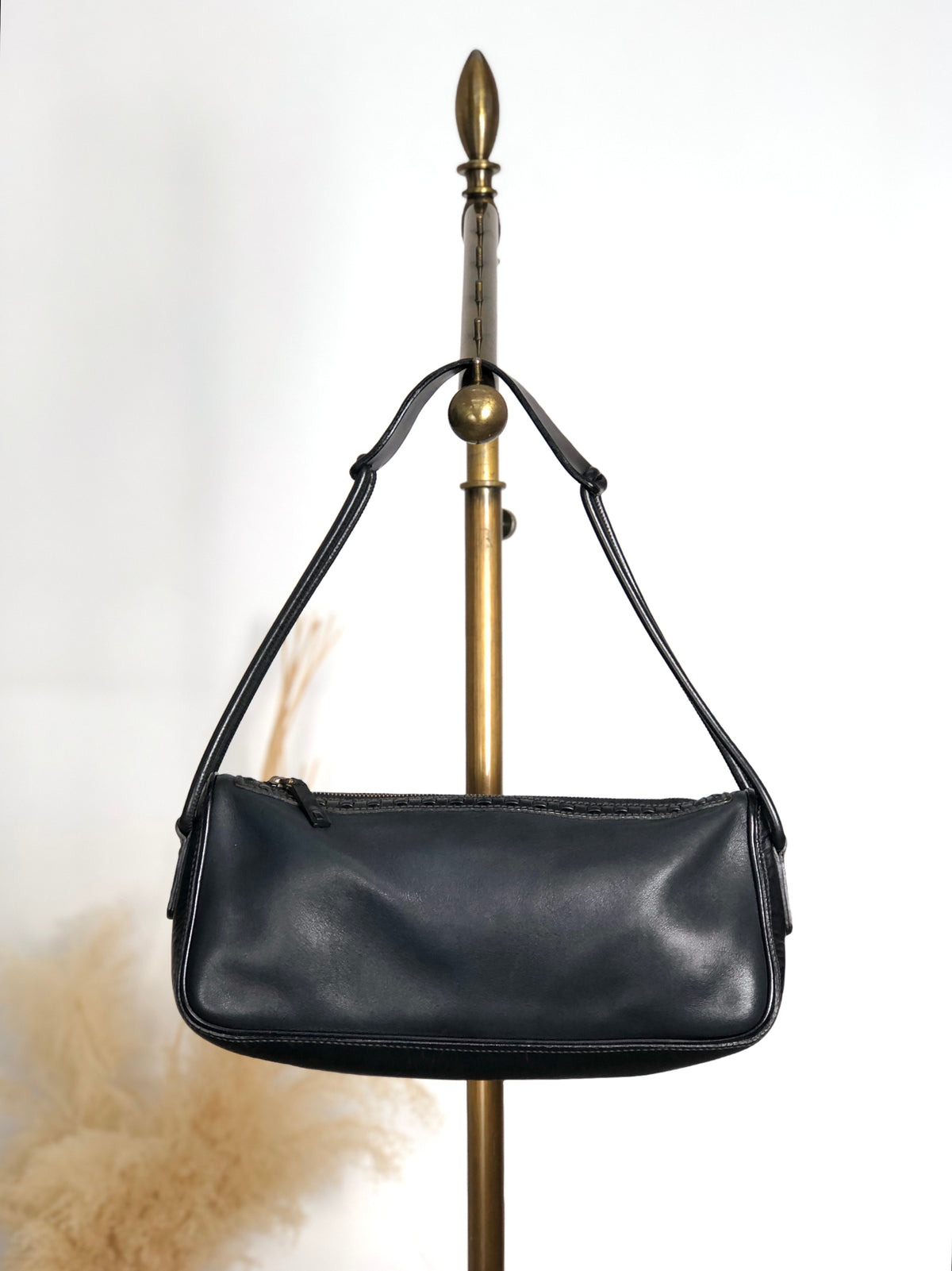 GUCCI Logo Embossed Shoulder bag Black Vintage zvzcf8