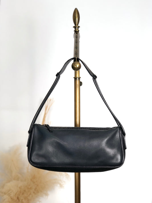 GUCCI Logo Embossed Shoulder bag Black Vintage zvzcf8