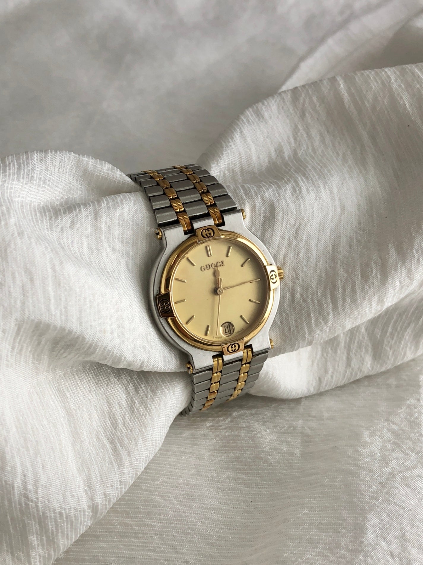 GUCCI Logo Quartz Watch Silver×Gold 9000M Vintage cevwsn