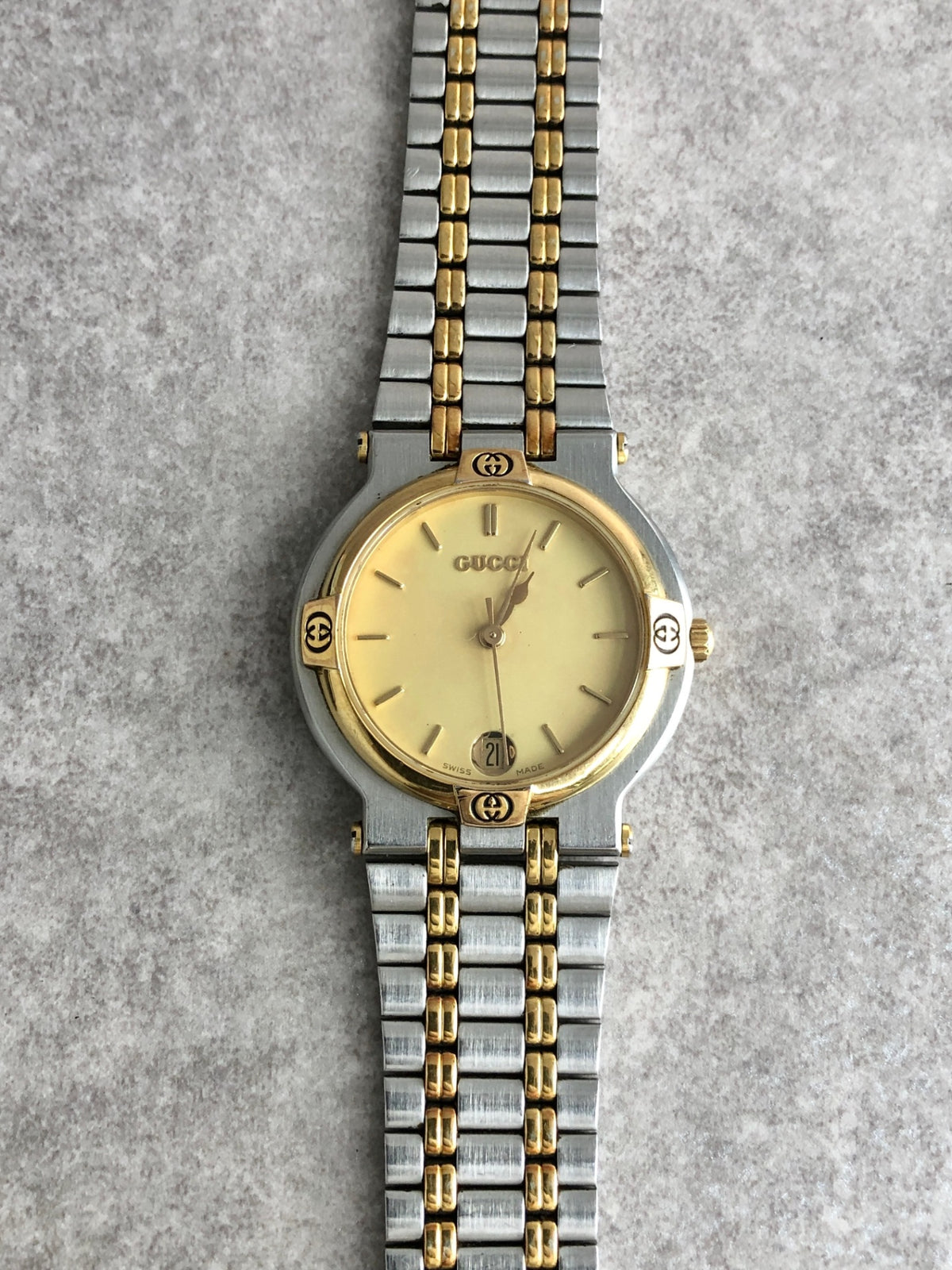 GUCCI Logo Quartz Watch Silver×Gold 9000M Vintage cevwsn