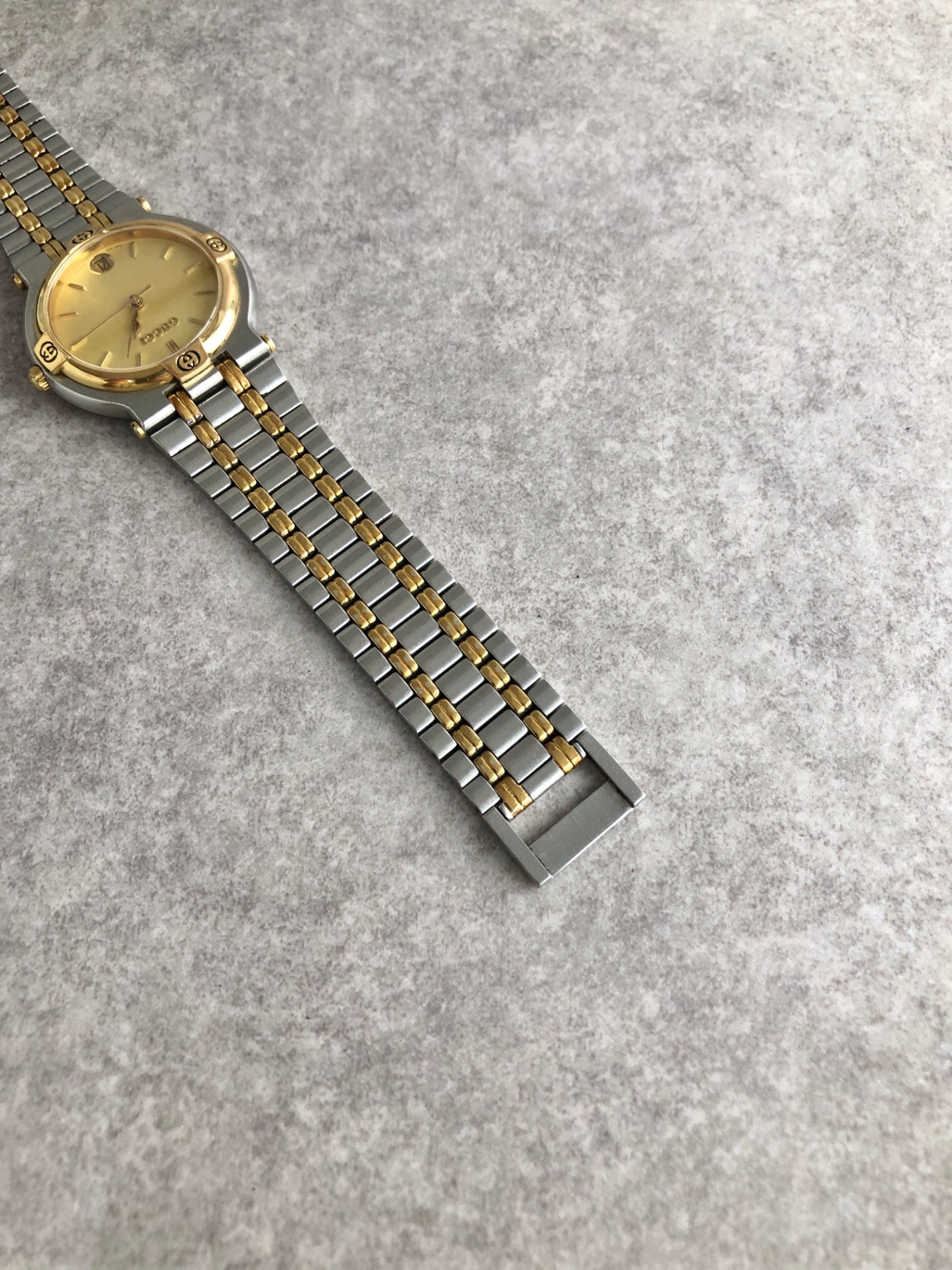GUCCI Logo Quartz Watch Silver×Gold 9000M Vintage cevwsn