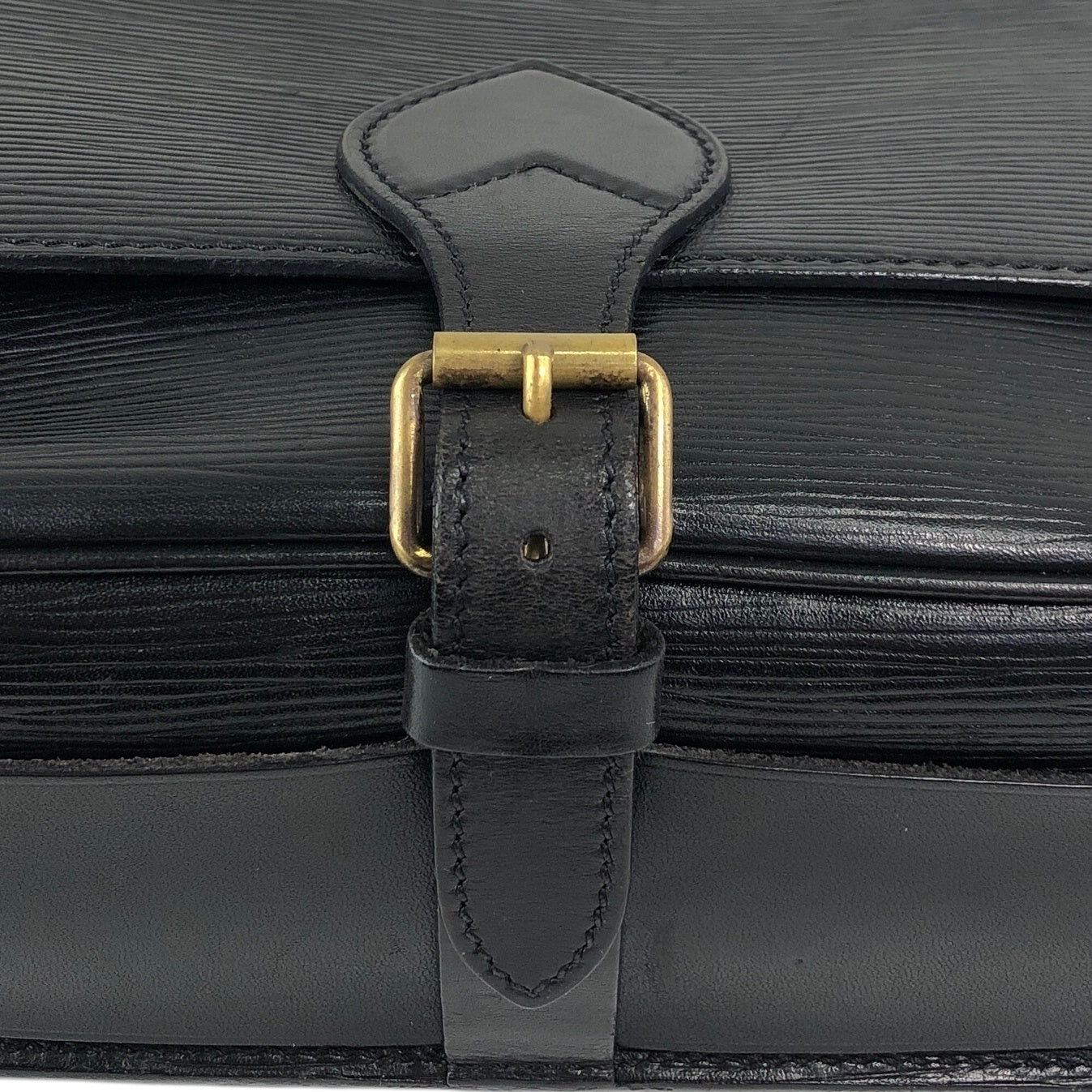 LOUIS VUITTON ルイヴィトン エピ  ショルダーバッグ ブラック LV レザー フロントバックル ipzw8h