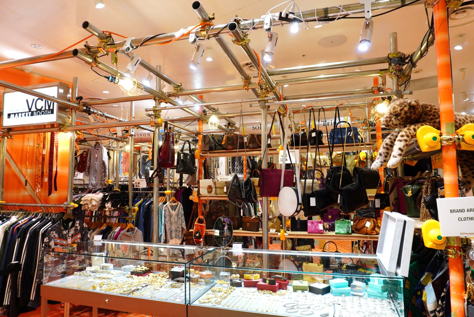 Vintageshop solo - The best shop in Old CELINE and High brand bags