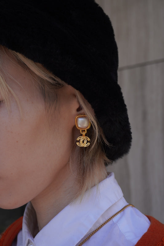 CHANEL Coco Mark Earrings Gold Vintage fhdf5m