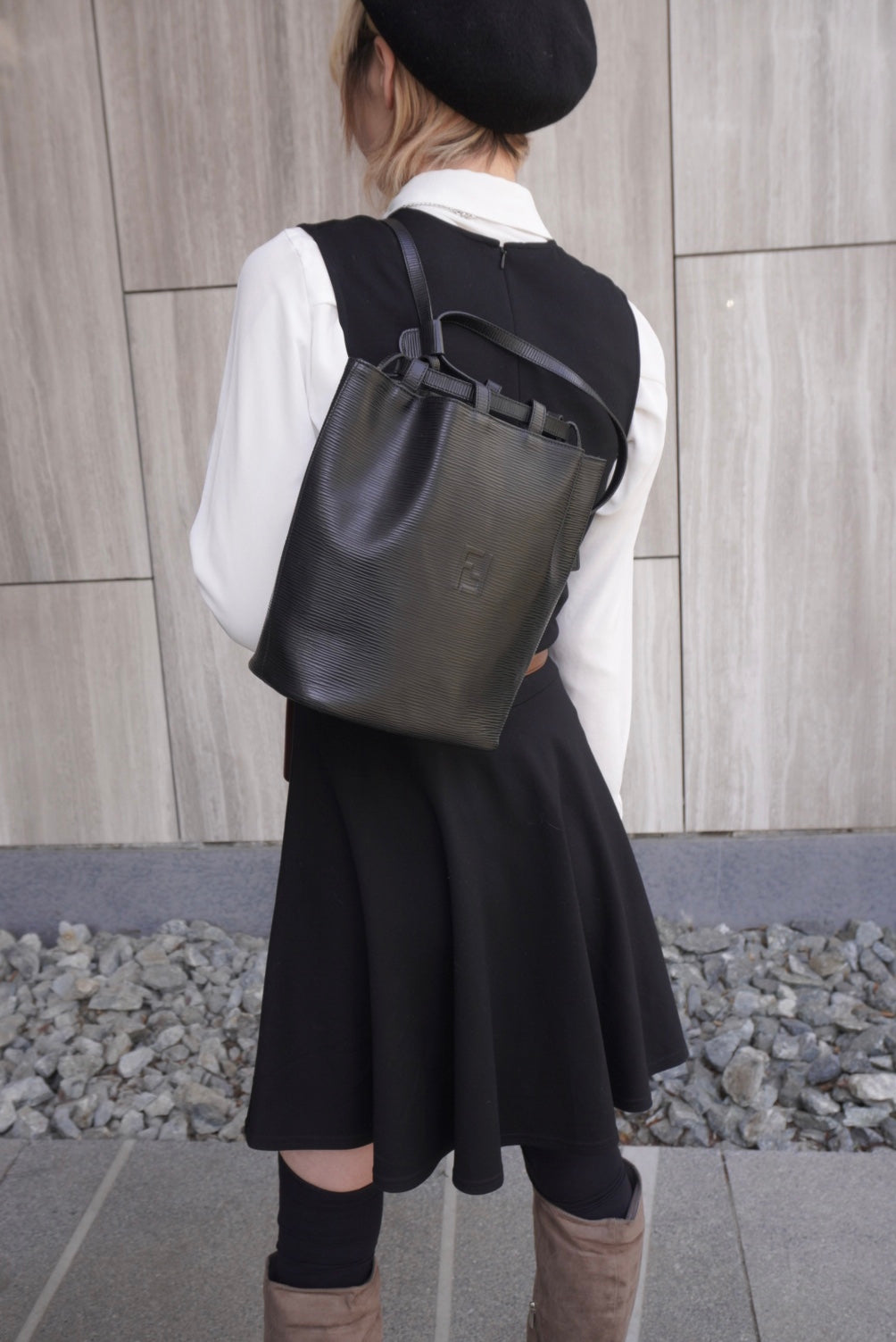 FENDI Logo Embossed Shoulder bag Black Vintage 76k8ej