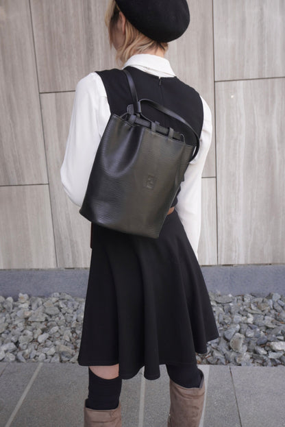 FENDI Logo Embossed Shoulder bag Black Vintage 76k8ej