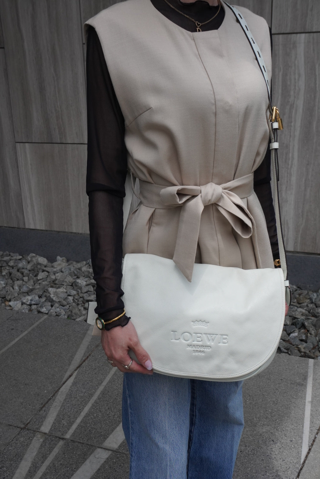 LOEWE Logo Embossed Shoulder bag White Vintage zpjrde