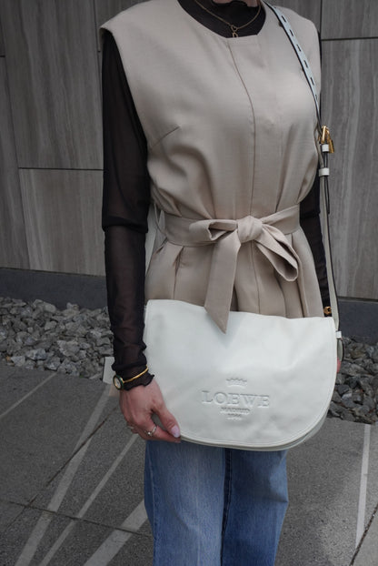 LOEWE Logo Embossed Shoulder bag White Vintage zpjrde