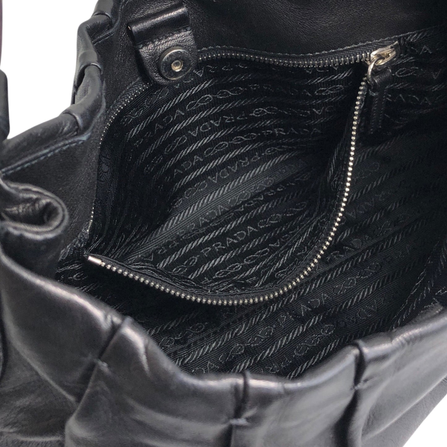 PRADA 三角形標誌單肩包 Hobobag 黑色復古 bs6gm7
