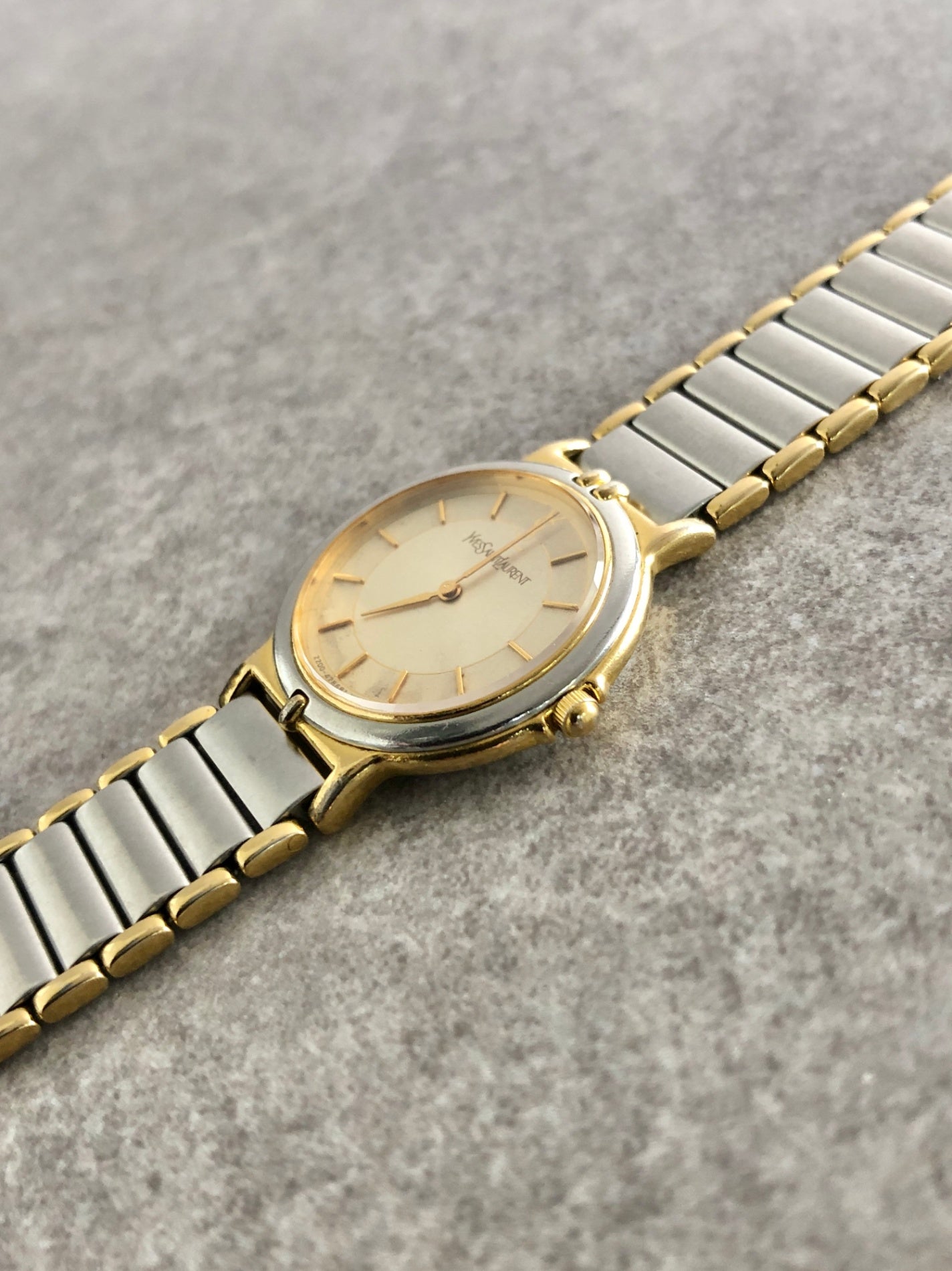 Yves Saint Laurent YSL Logo Quartz Watch Silver 2200-22841 YO Vintage p5bvh6