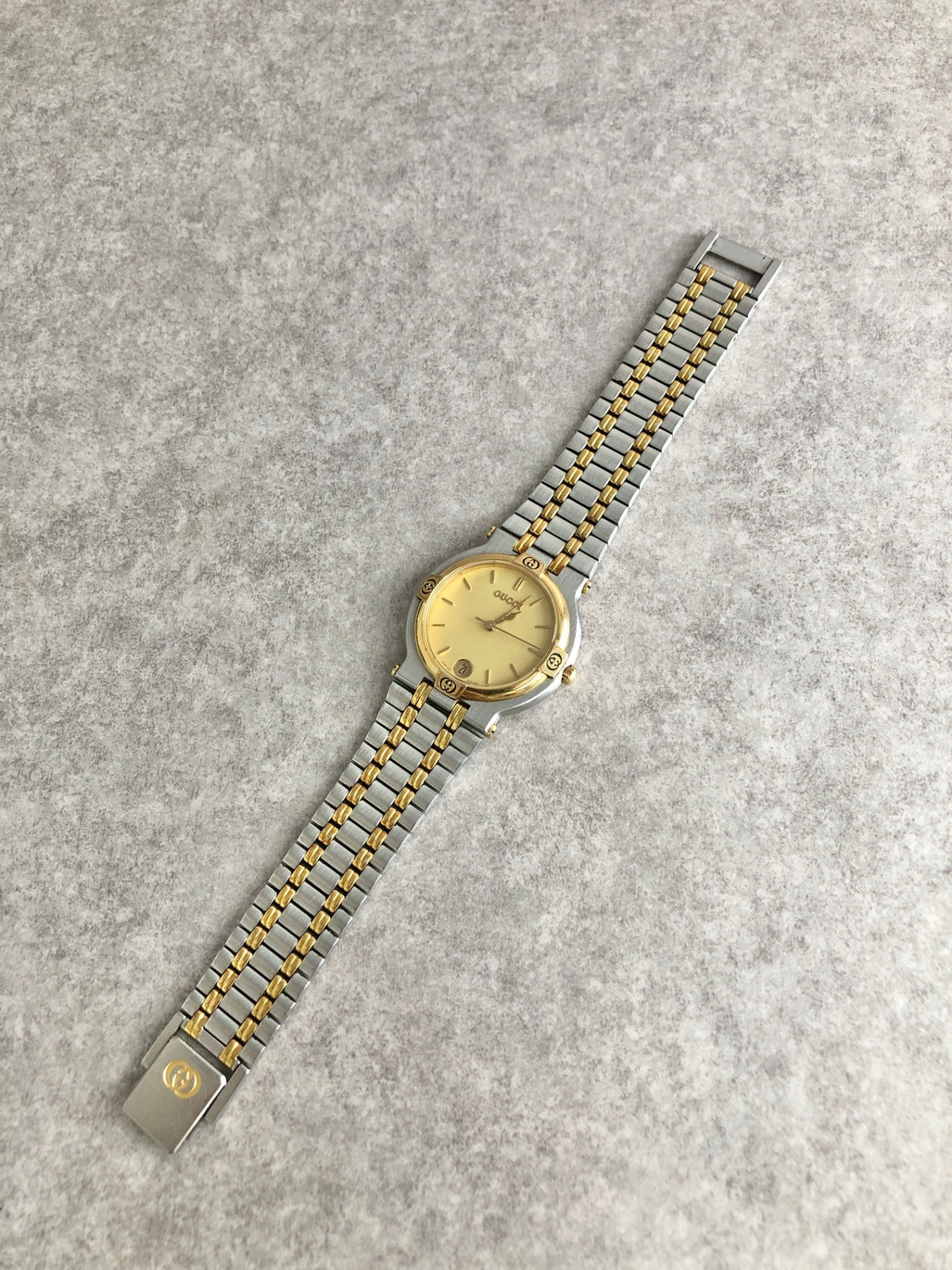 GUCCI Logo Quartz Watch Silver×Gold 9000M Vintage cevwsn