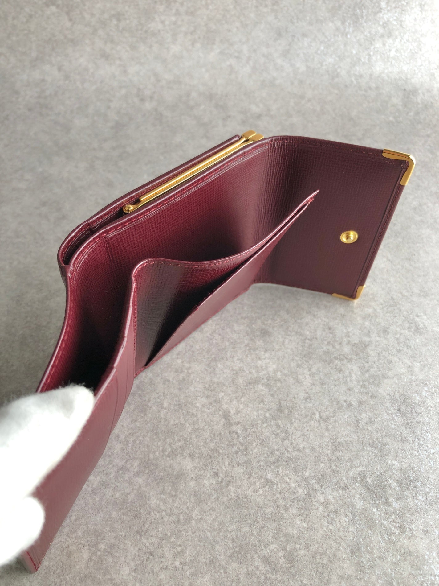 Cartier Logo Embossed Metal Clasp Trifold Wallet Bordeaux Vintage aimae8