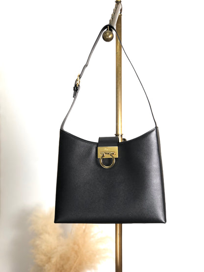 Salvatore Ferragamo Gancini Shoulder bag Black Vintage kz7n2r