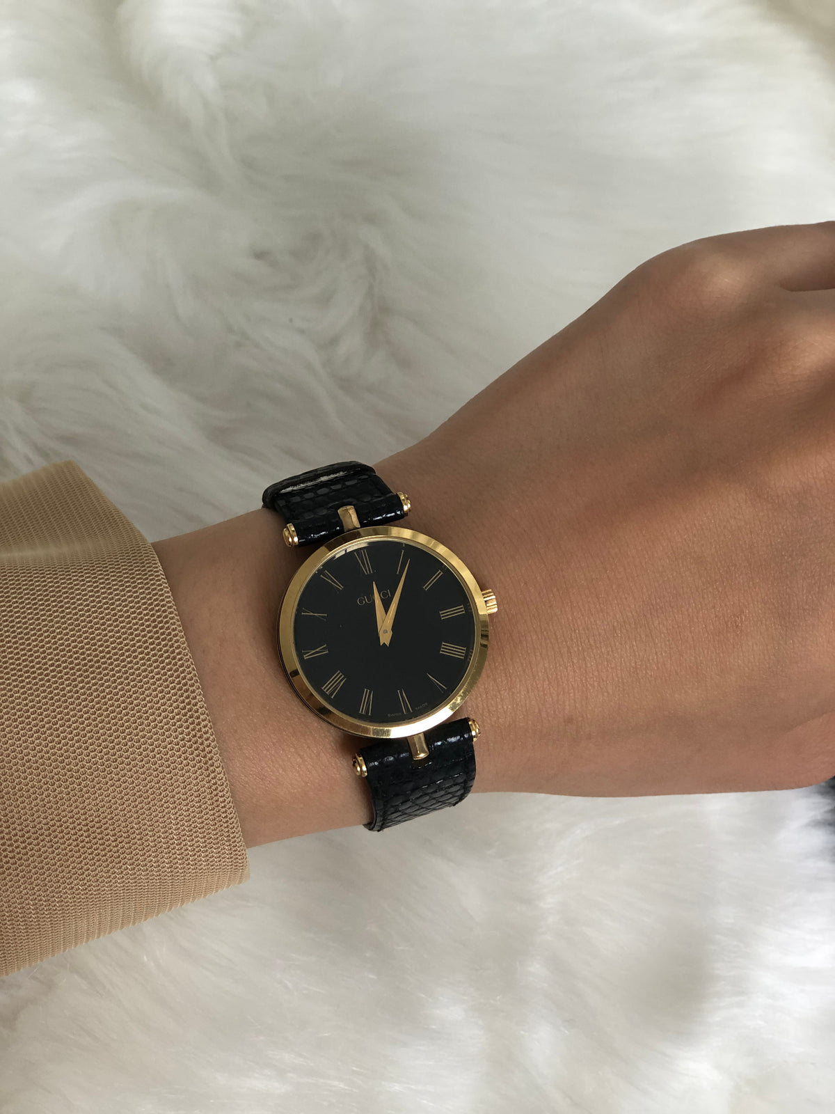 GUCCI Logo Watch Black×Gold Vintage 8bm2vw