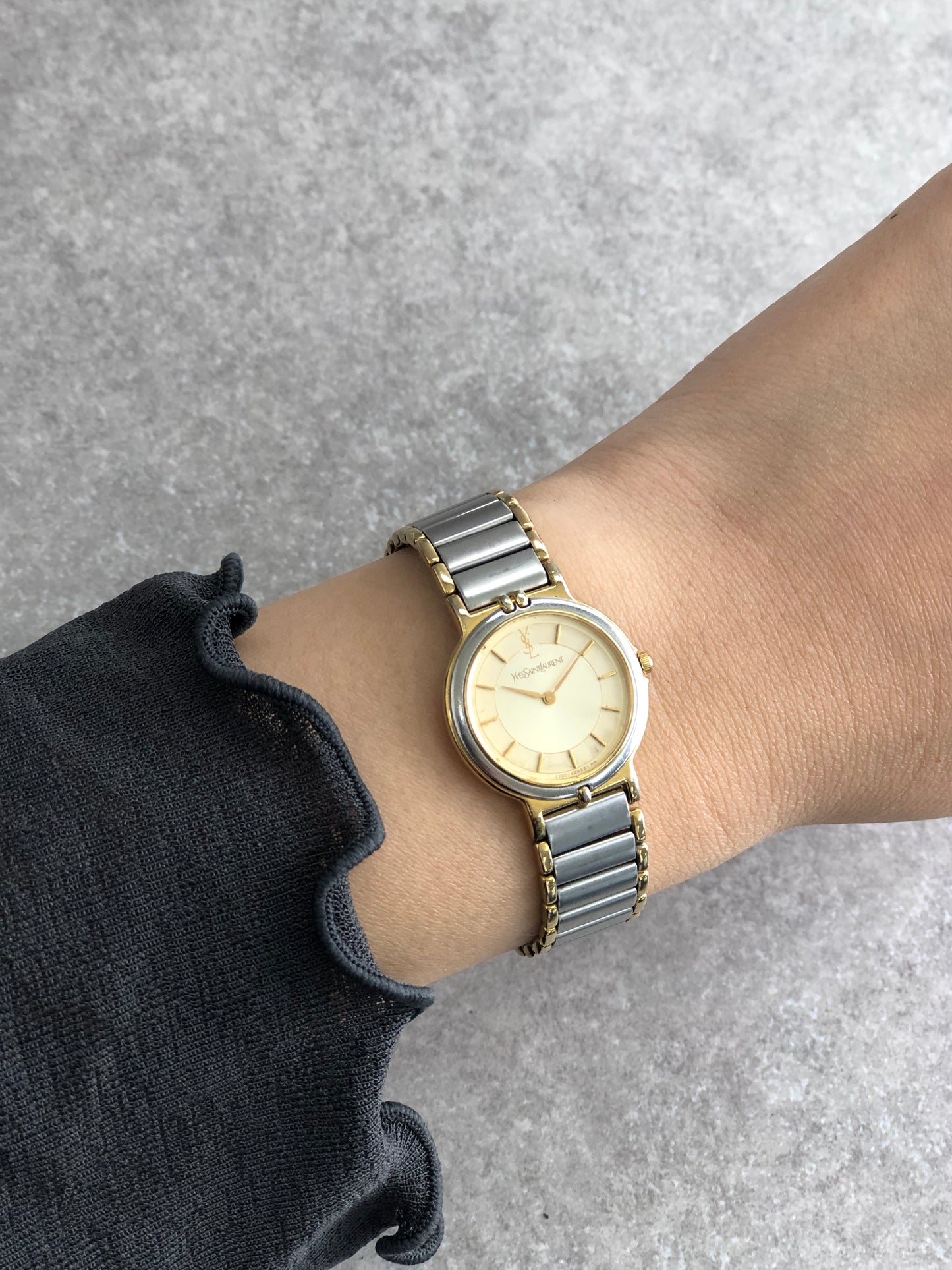 Yves Saint Laurent YSL Logo Quartz Watch Silver 2200-22841 YO Vintage p5bvh6