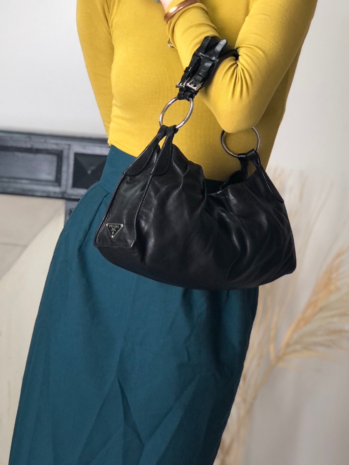 PRADA 三角形標誌單肩包 Hobobag 黑色復古 bs6gm7