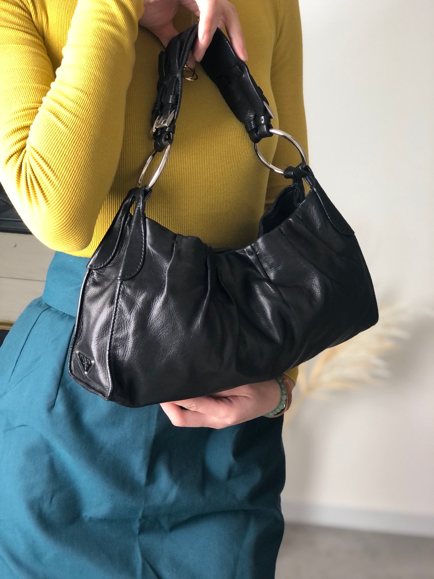 PRADA 三角形標誌單肩包 Hobobag 黑色復古 bs6gm7