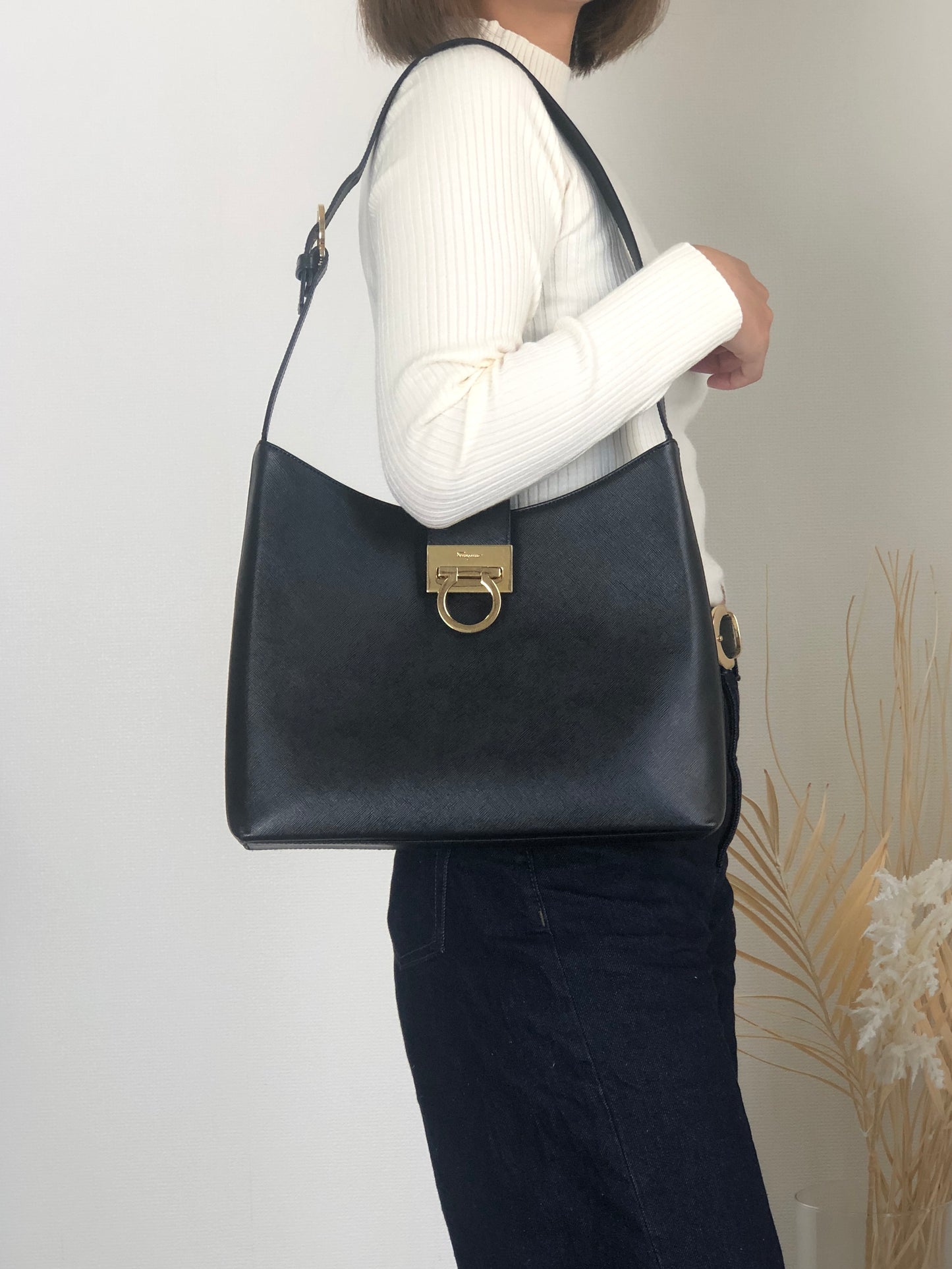 Salvatore Ferragamo Gancini Shoulder bag Black Vintage vn6tps
