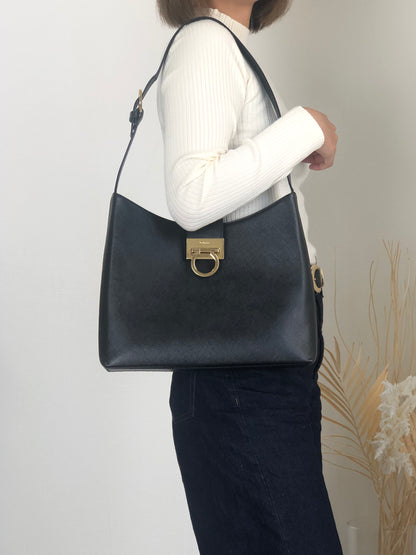 Salvatore Ferragamo Gancini Shoulder bag Black Vintage vn6tps