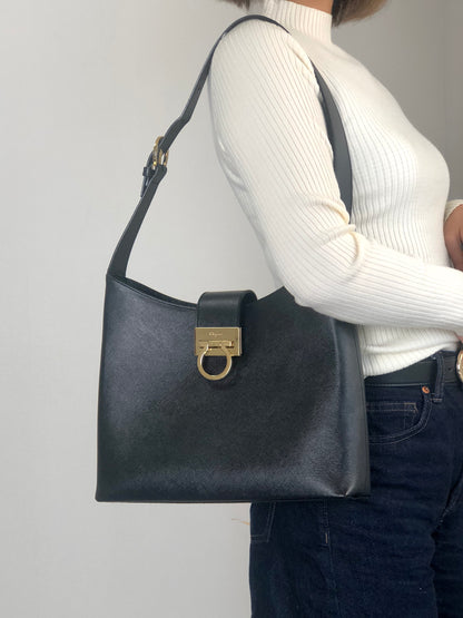 Salvatore Ferragamo Gancini Shoulder bag Black Vintage vn6tps