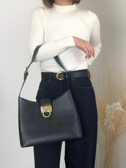 Salvatore Ferragamo Gancini Shoulder bag Black Vintage vn6tps
