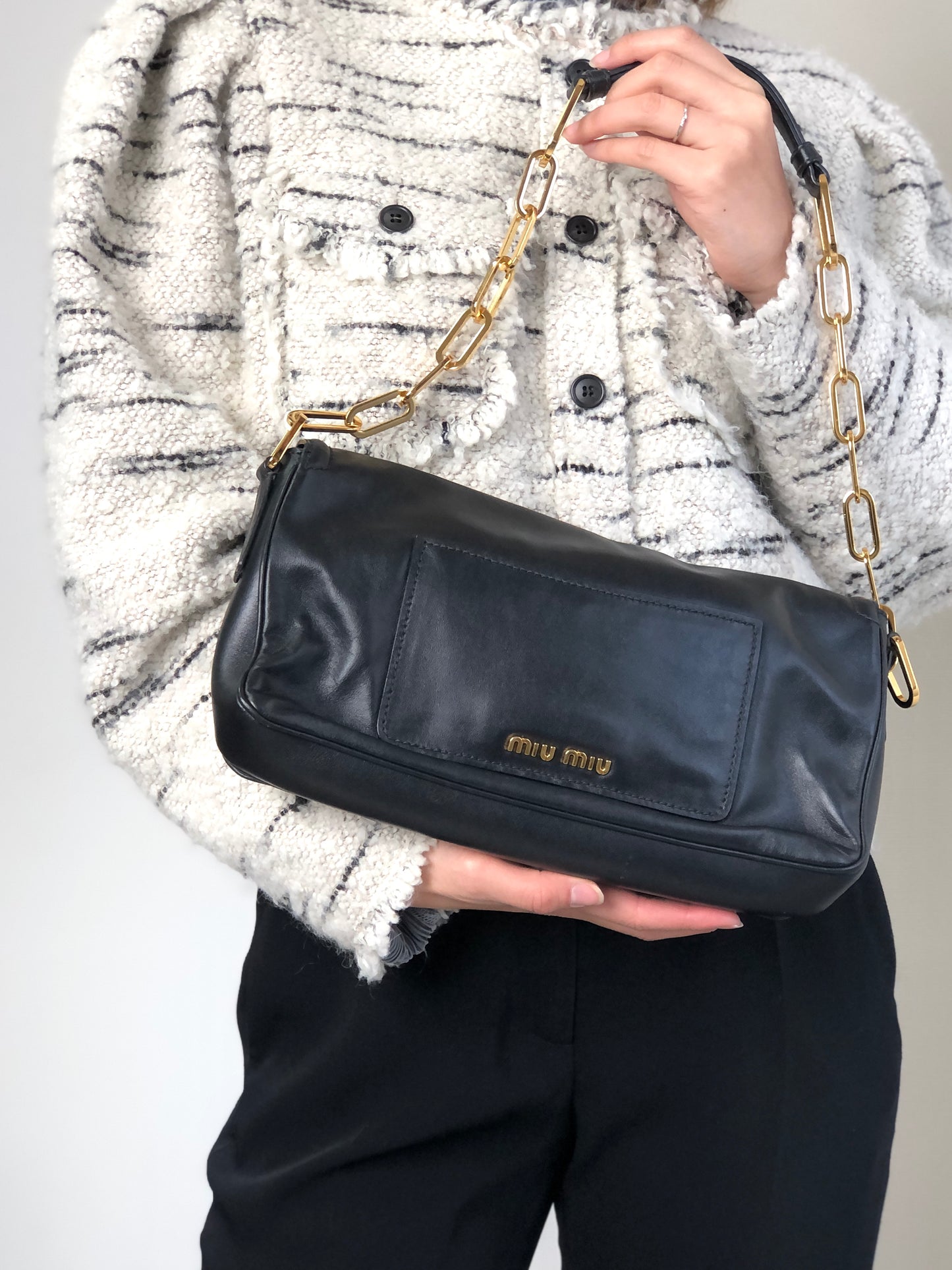miumiu Turn Lock Chain Shoulder bag Black Vintage prsynv