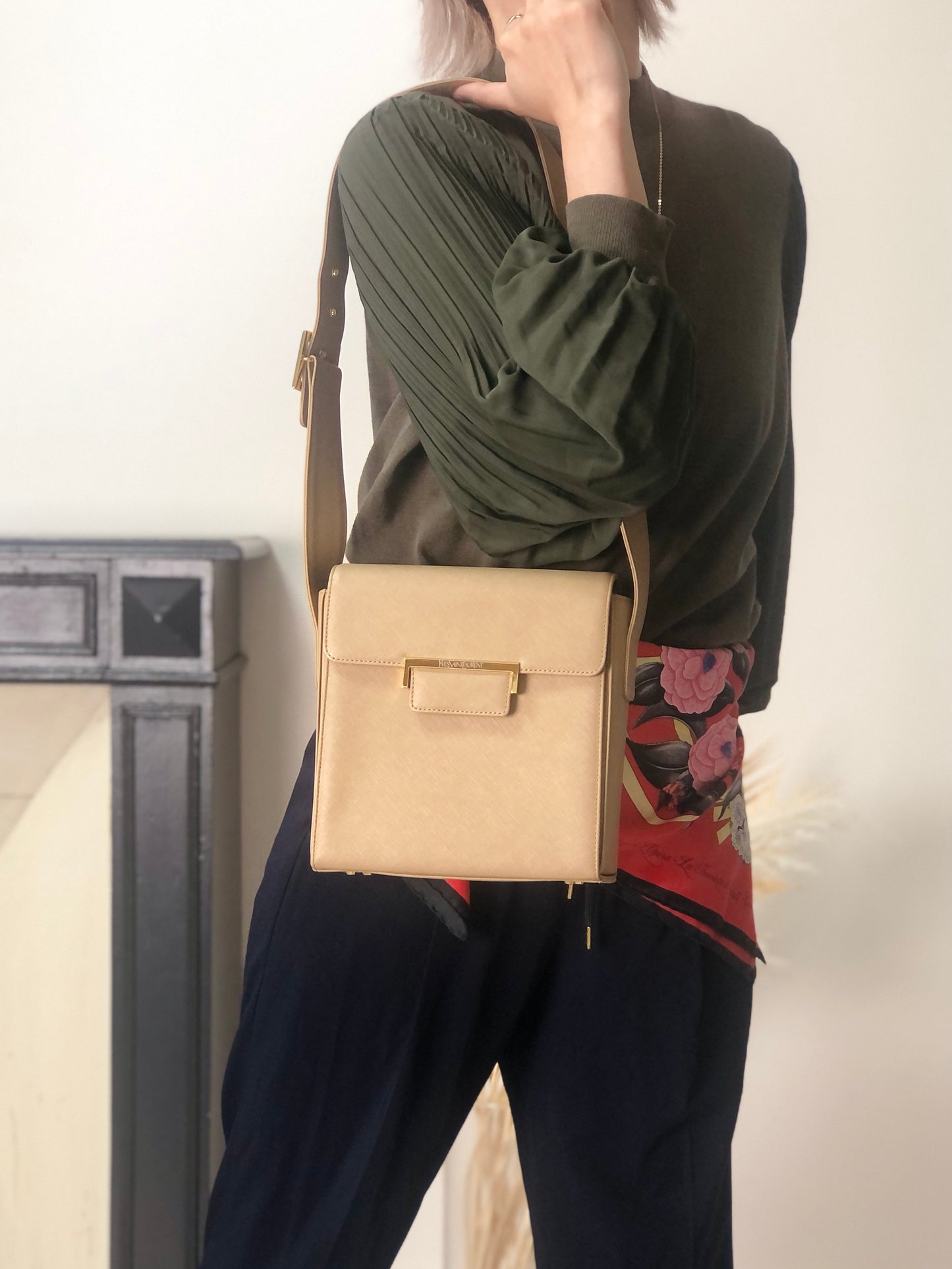 Yves Saint Laurent Logo Shoulder bag Beige Vintage djy2f2