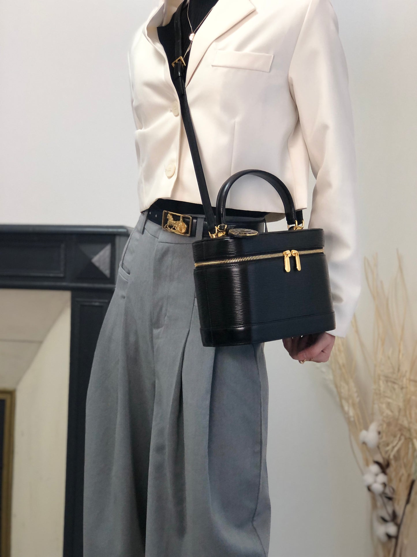 VALENTINO GARAVANI Logo Charm Two-way Handbag Shoulder bag Black Vintage 58zrvp