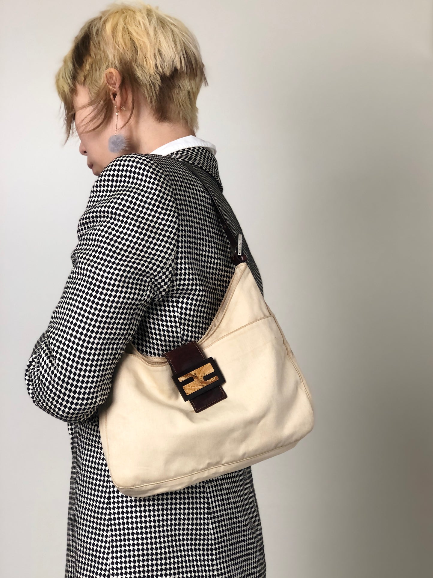 FENDI Mamma Baguette Logo Shoulder bag Hobobag Beige Vintage c6ztd5
