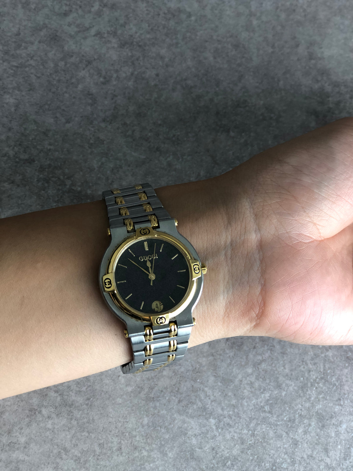 GUCCI Logo Quartz Watch Silver×Gold 9000Ｍ Vintage sfxwi2