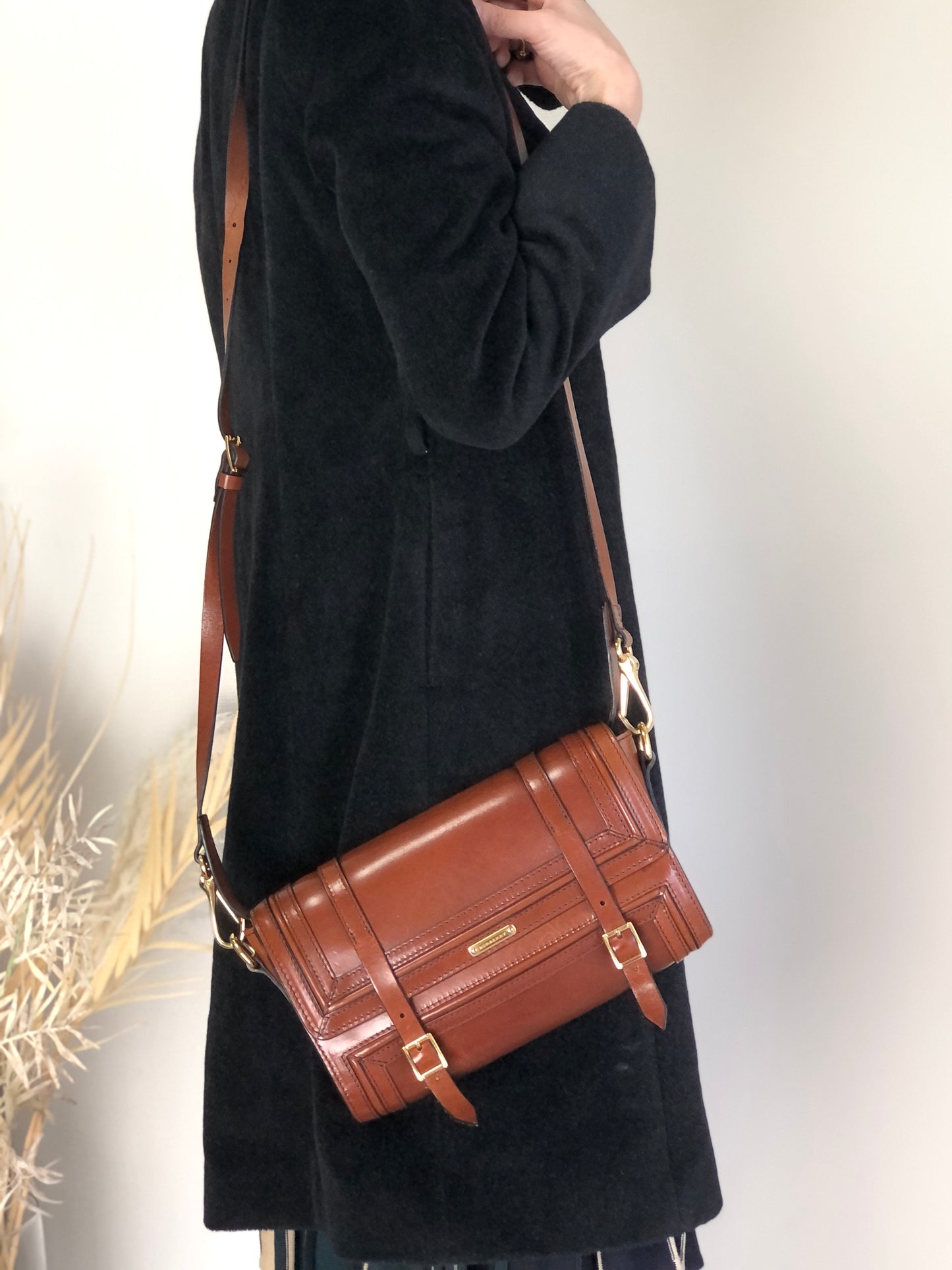 BURBERRYLogo Front Buckle Shoulder bag Brown Vintage 66nxby