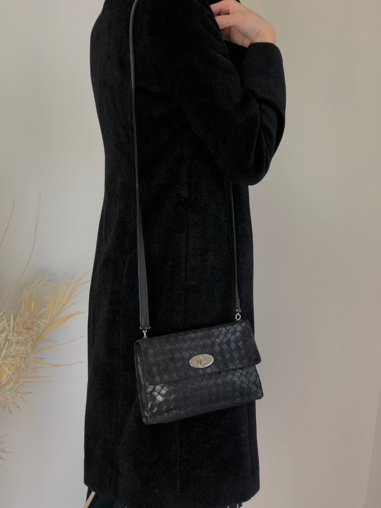 Bottega Veneta Intrecciato Turn Lock Shoulder bag Black Vintage jk5whm