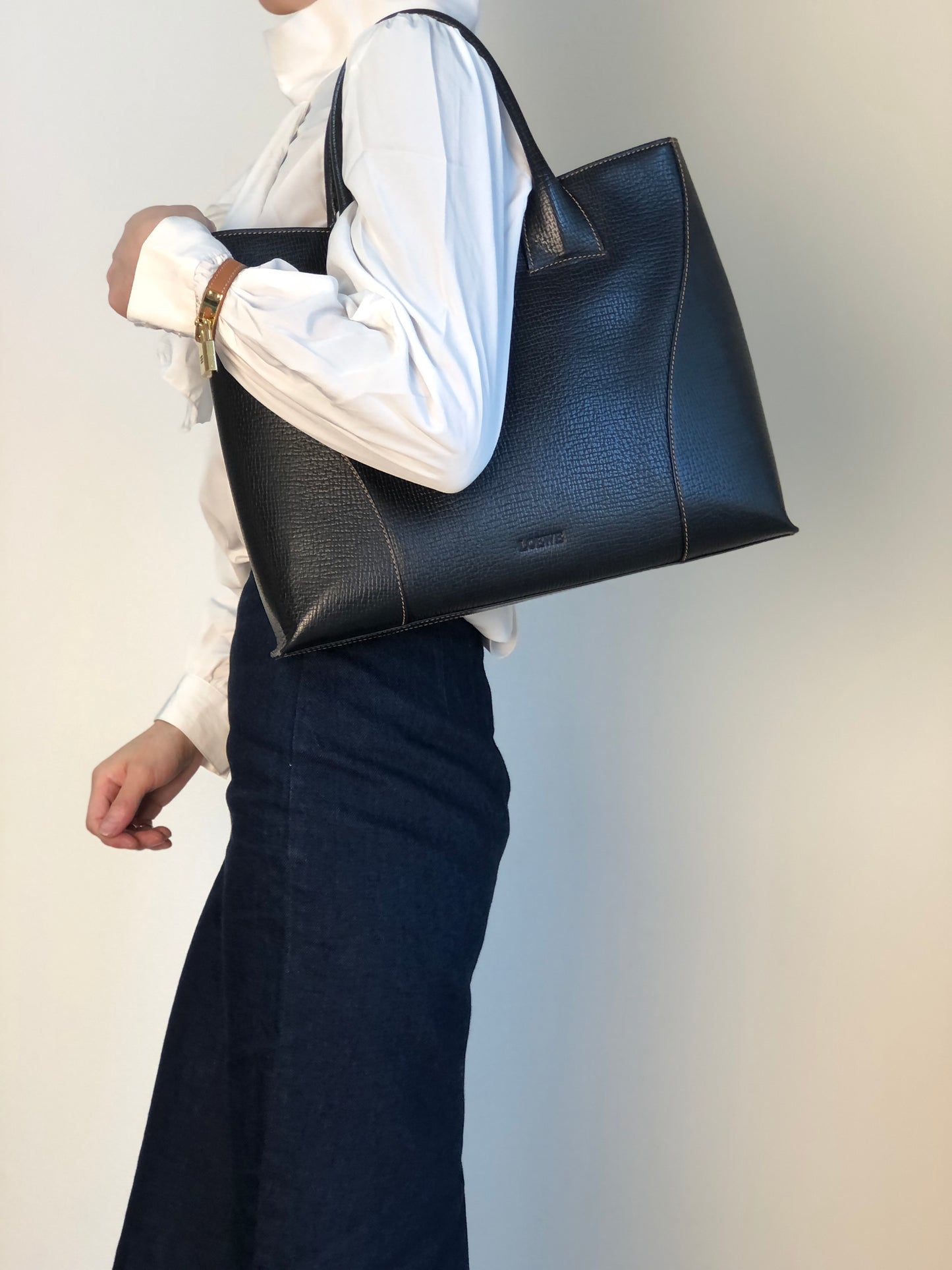 LOEWE Logo Embossed Totebag Black Vintage 5gfxms