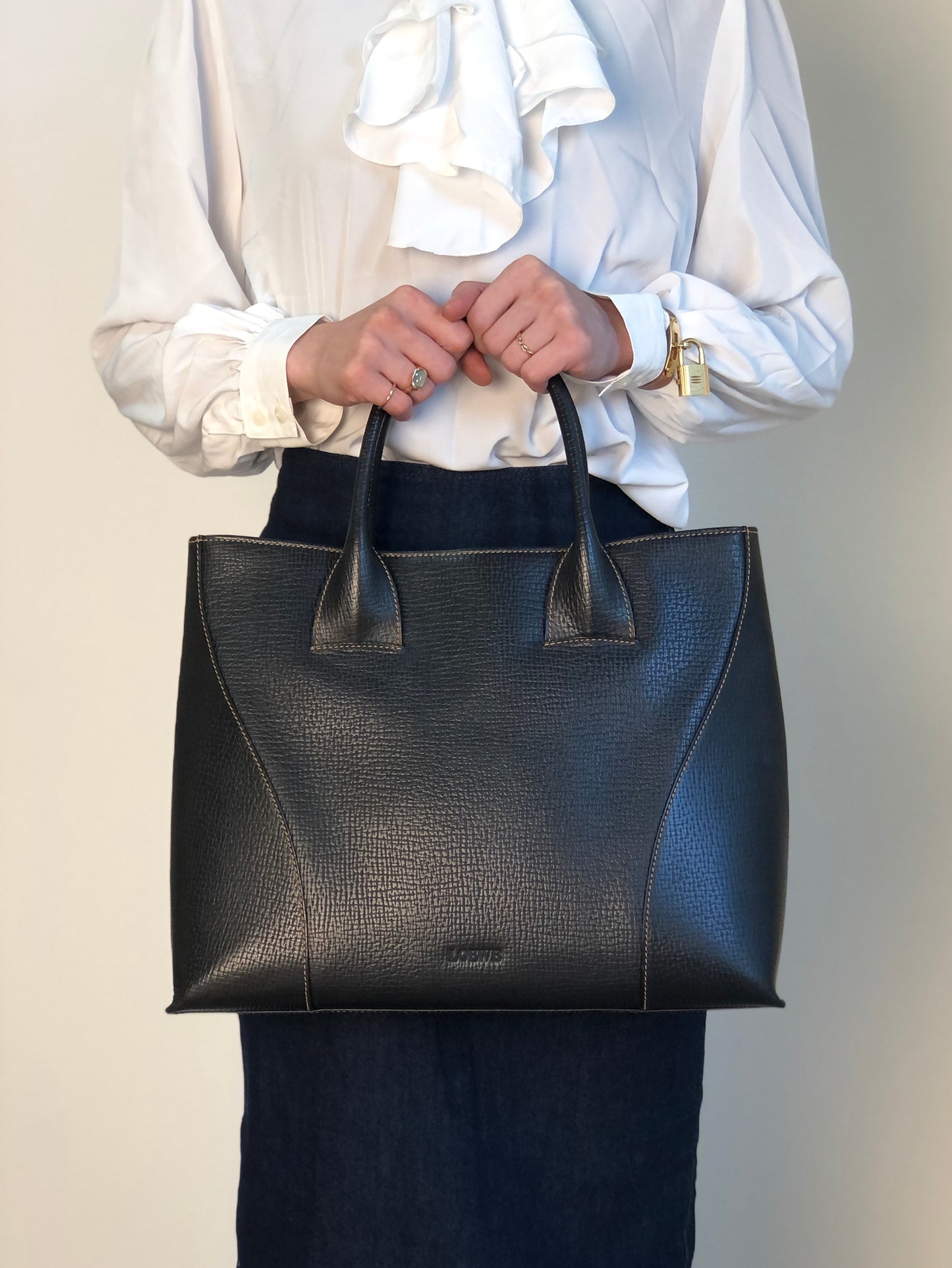 LOEWE Logo Embossed Totebag Black Vintage 5gfxms