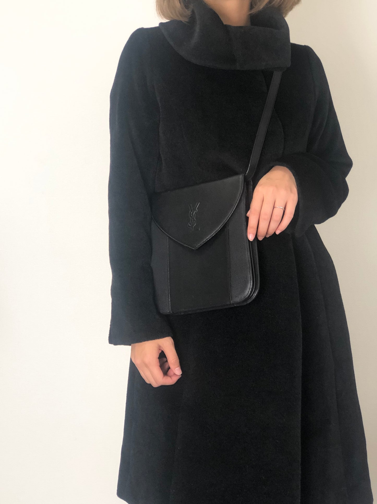 Yves Saint Laurent YSL Logo Shoulder bag Black Vintage 4x4vtu